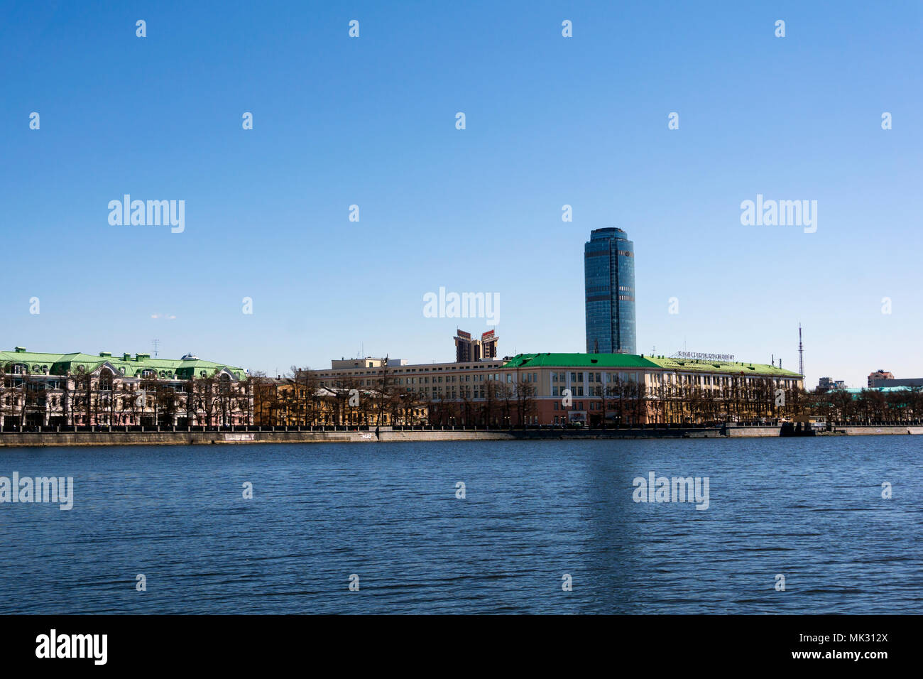 Yekaterinburg, Russie - Mars 02, 2018 : paysage de ville et vue de la tour Vysotsky du bord de l'étang de la ville Banque D'Images