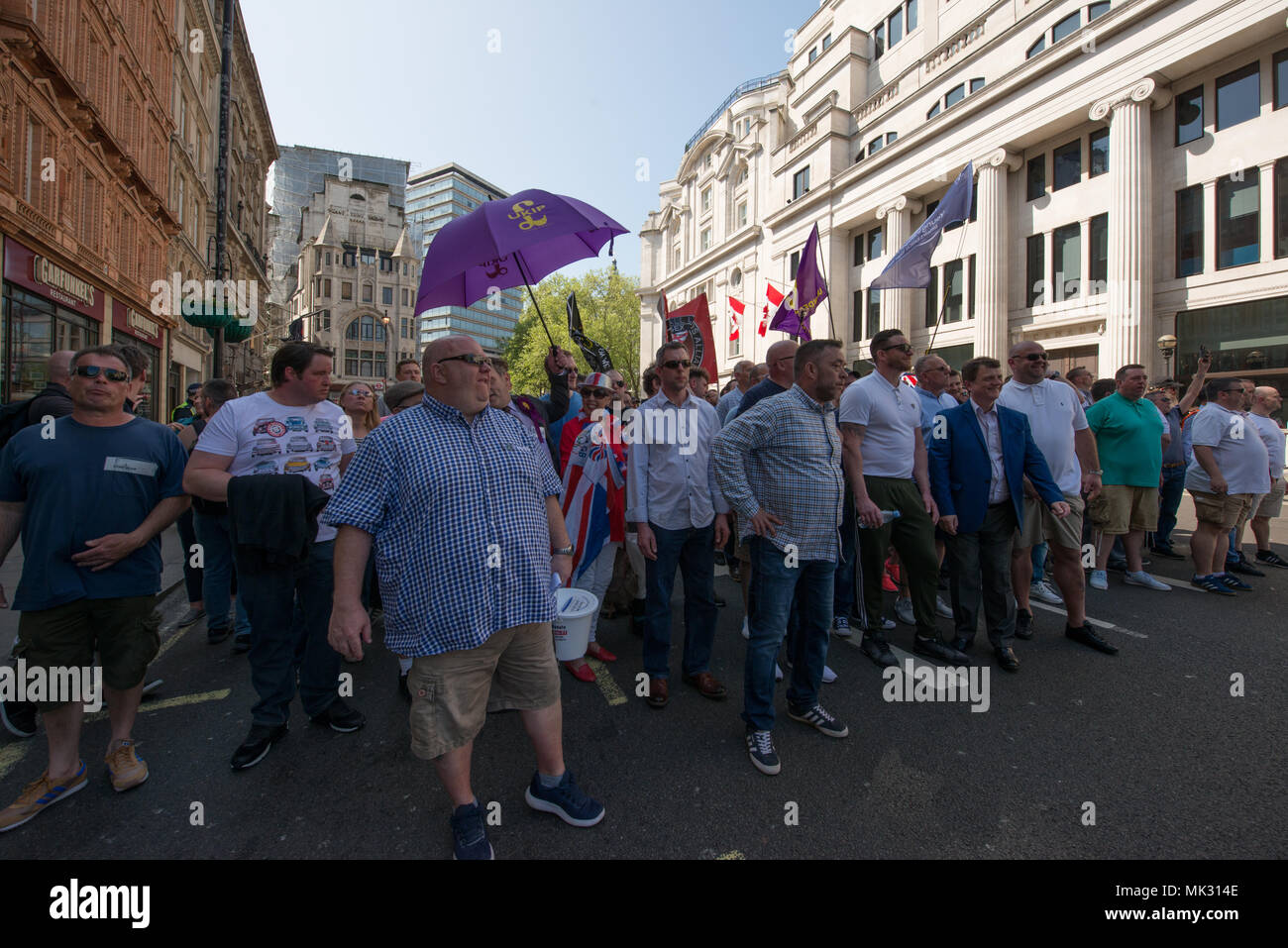 Westminster, Londres, Royaume-Uni. 6 mai 2018. "Journée de la liberté de rassemblement des Speakers Corner, Hyde Park à Whitehall, Westminster. Assisté par Tommy Robinson, qui est l'ancien co-fondateur et porte parole de la Ligue de défense anglaise (EDL), j'ai nombre d'orateurs anti-musulmans de toute l'Europe ont refusé ensemble dans le pays en raison de discours de haine, Tommy Robinson soutient que c'est un frinment propriétaire de la liberté de parole. Alistair Ruff/Alamy Live News Banque D'Images