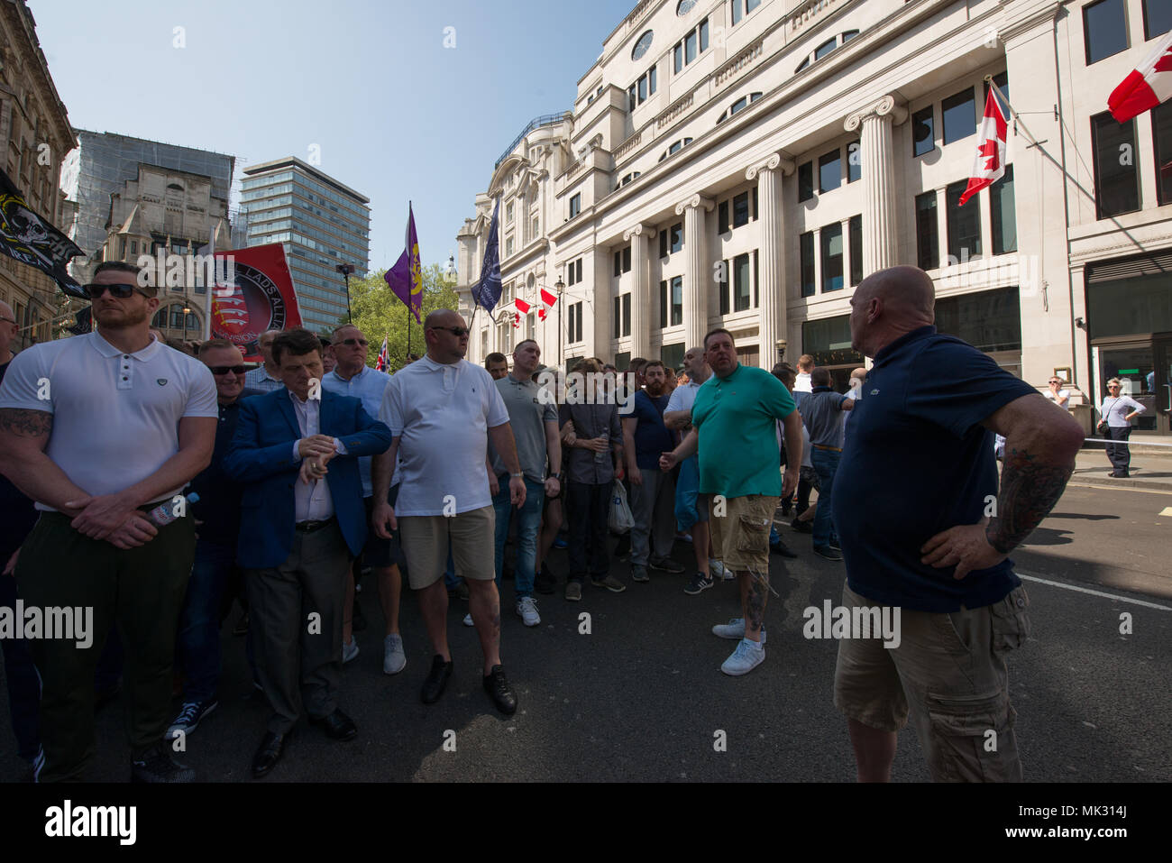 Westminster, Londres, Royaume-Uni. 6 mai 2018. "Journée de la liberté de rassemblement des Speakers Corner, Hyde Park à Whitehall, Westminster. Assisté par Tommy Robinson, qui est l'ancien co-fondateur et porte parole de la Ligue de défense anglaise (EDL), j'ai nombre d'orateurs anti-musulmans de toute l'Europe ont refusé ensemble dans le pays en raison de discours de haine, Tommy Robinson soutient que c'est un frinment propriétaire de la liberté de parole. Alistair Ruff/Alamy Live News Banque D'Images