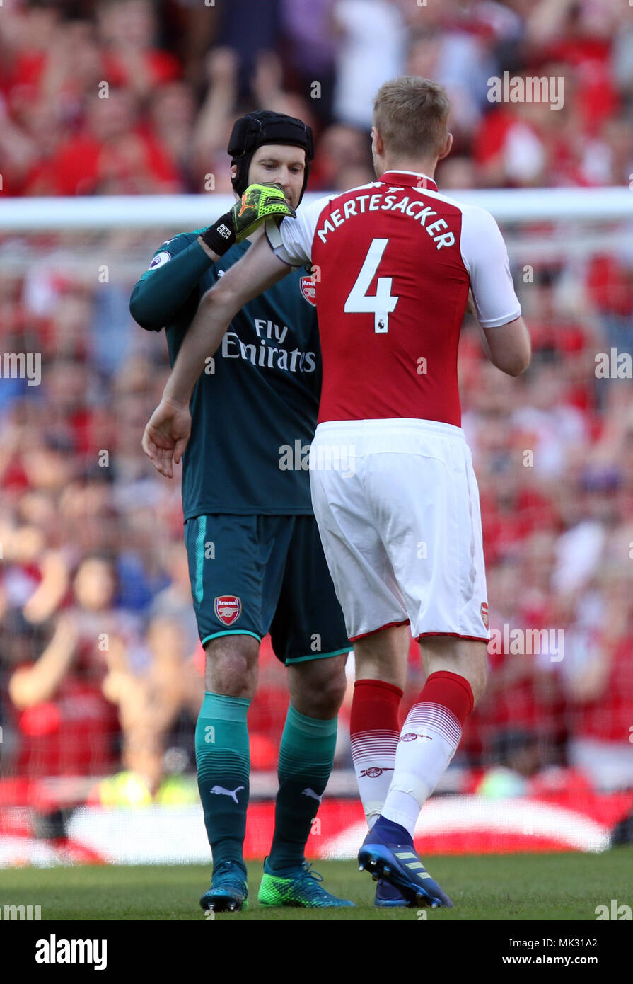 Londres, Royaume-Uni, 6 mai 2018. Petr Cech (A) met le brassard de capitaine  sur p. Mertesacker (A) à l'English Premier League match Arsenal v Burnley,  Emirates Stadium, Londres, le 6 mai 2018. **