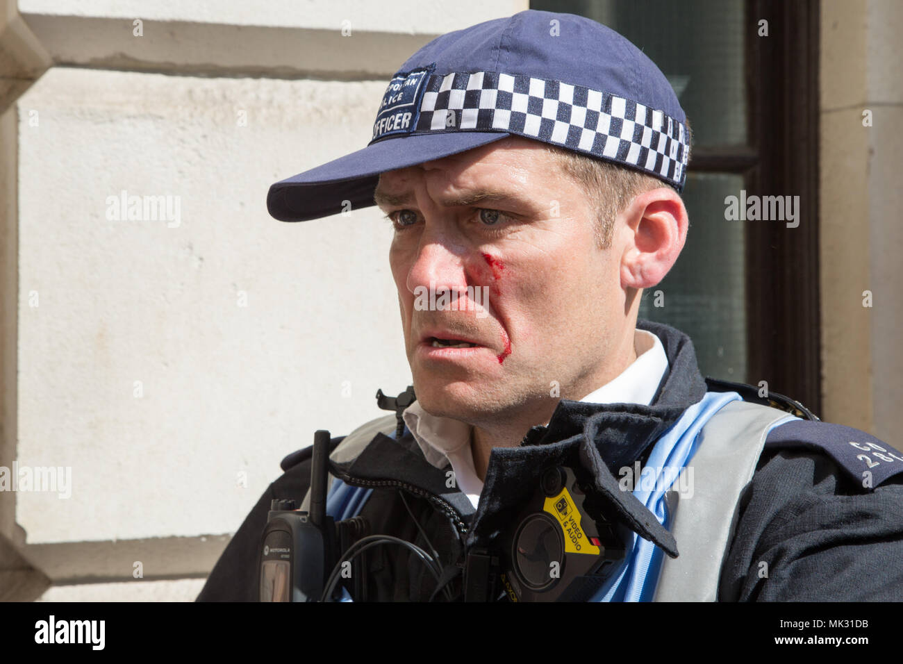 London UK 6 Mai 2018 Un homme de la police après des affrontements avec les nationalistes britanniques qui avaient réunis à Whitehall pour une "journée de la Liberté" la promotion de la liberté d'expression pour tous. Credit : Thabo Jaiyesimi/Alamy Live News Banque D'Images