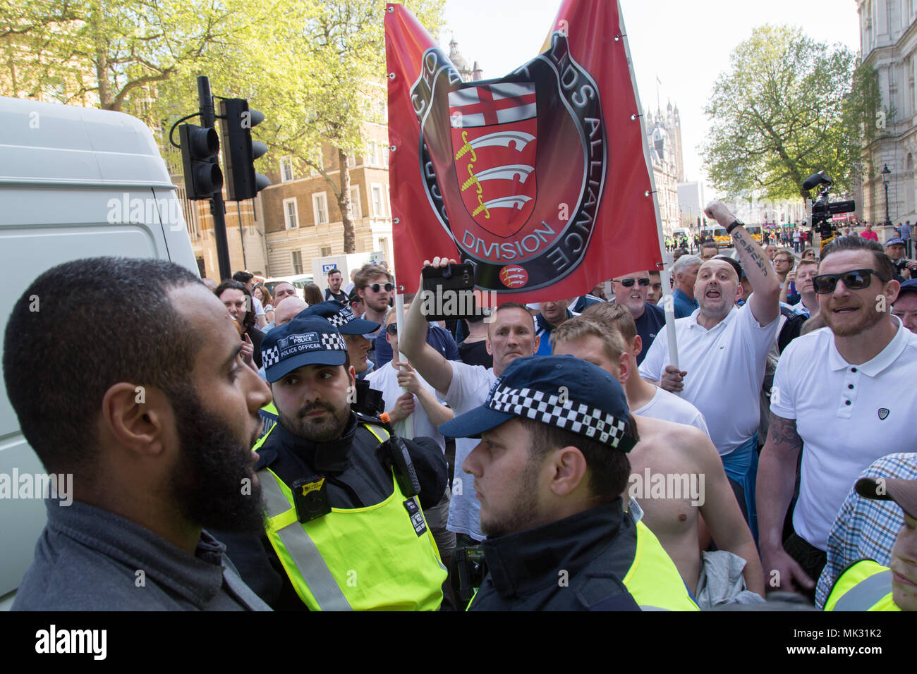 London UK 6 mai 2018 escorte de police Muhammad Hijab hors de whitehall ofter il a été attaqué par les nationalistes britanniques qui s'étaient réunis à Whitehall pour une "journée de la Liberté" la promotion de la liberté d'expression pour tous. Credit : Thabo Jaiyesimi/Alamy Live News Banque D'Images