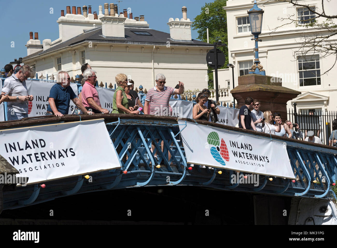 Londres, Royaume-Uni, 6 mai 2018. Les visiteurs se tenant debout sur le pont à cheval pour regarder les voies navigables à l'Association cavalcade Petite Venise, Londres 6 mai 2018. Photo : Peter Titmuss Banque D'Images