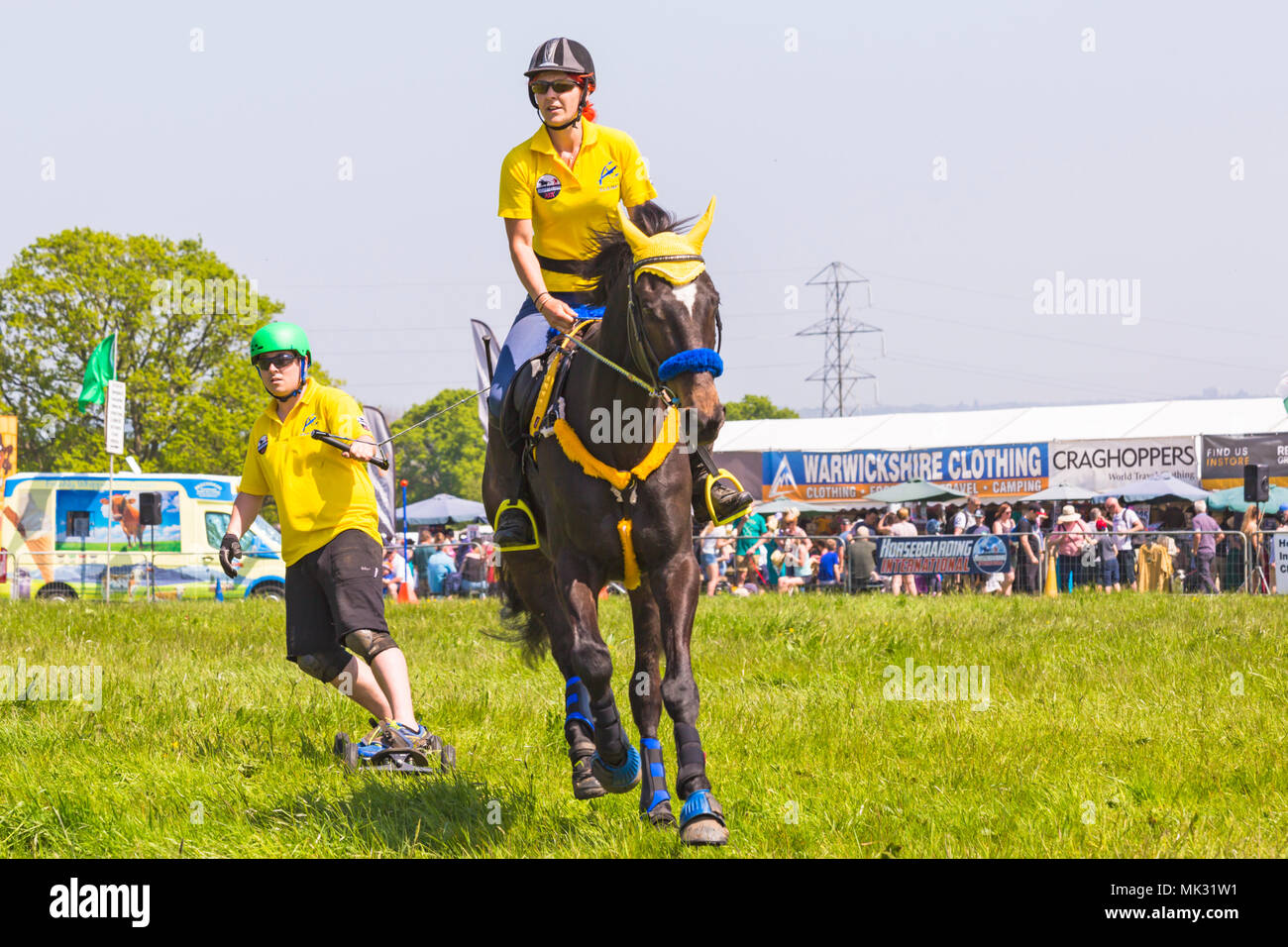 Marais Netley, Hampshire, Royaume-Uni. 6 mai 2018. Le premier jour, de l'événement de deux jours, Hampshire Game & Country Fair attire les foules par une chaude journée ensoleillée. Horseboarding, horse boarding, est un sport extrême où la frontière est tiré à une vitesse de 28mph autour d'une série d'obstacles par un cheval au galop. Credit : Carolyn Jenkins/Alamy Live News Banque D'Images