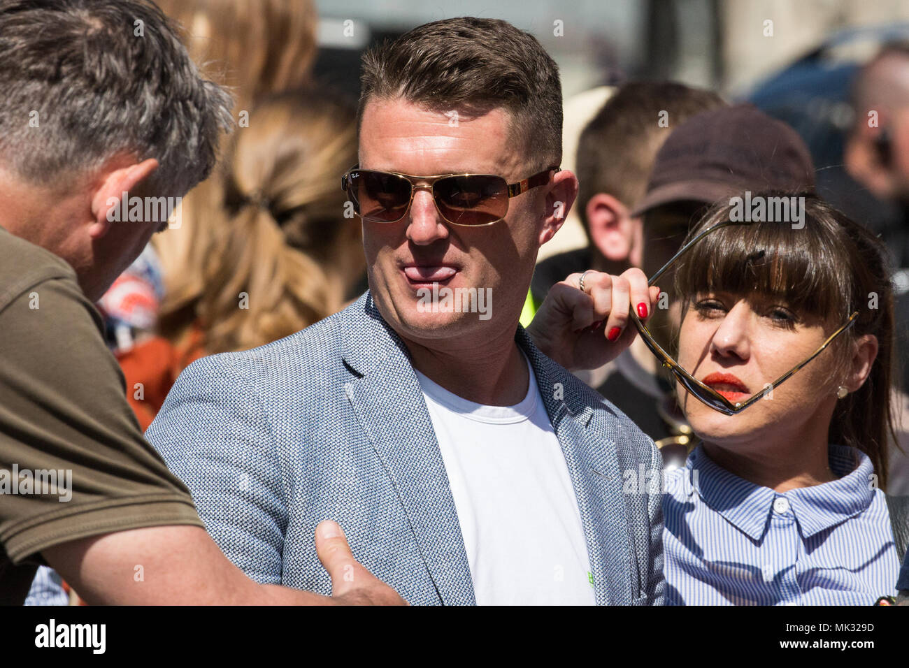 Londres, Royaume-Uni. 6 mai, 2018. Stephen Yaxley-Lennon, également connu sous le nom de Tommy Robinson, ancien chef de l'English Defence League, se prépare à attaquer l'extrême-droite de l'Alliance démocratique Lads Football 'jour de la Liberté' dans Whitehall. Credit : Mark Kerrison/Alamy Live News Banque D'Images