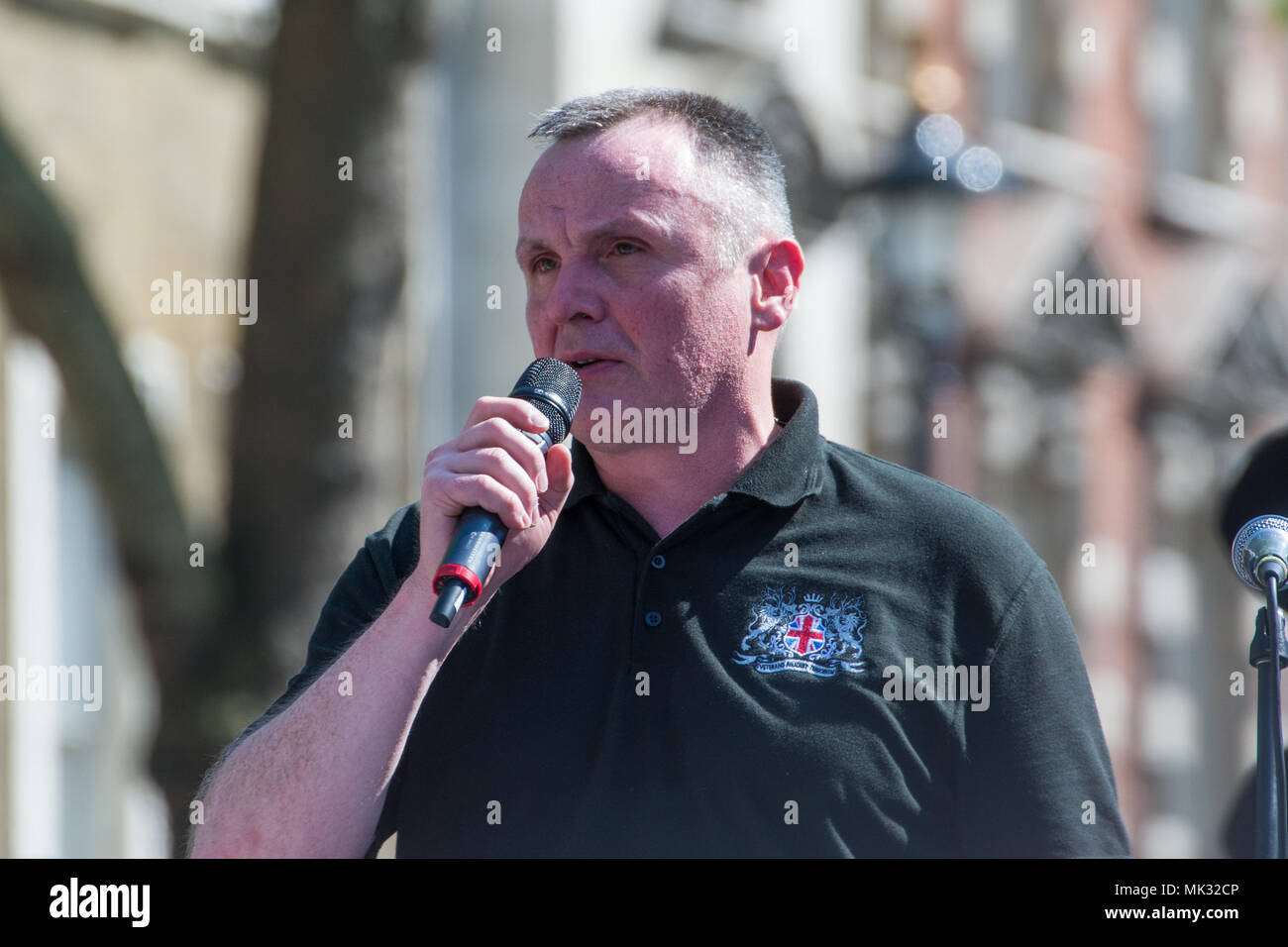 Londres, Royaume-Uni. 6 mai 2018. Les partisans de Tommy Robinson, ancien chef de l'English Defence League, et la BASD Football Alliance, formée à Speakers Corner, Hyde Park, pour une marche d'une liberté d'expression et de lutte contre l'Islam rassemblement à Whitehall. L'accès restreint à la police un anti-facist protester contre et il y avait une grande présence policière. Un rassemblement a eu lieu dans la région de Whitehall adjacent à Downing Street. Crédit : Stephen Bell/Alamy Live News Banque D'Images