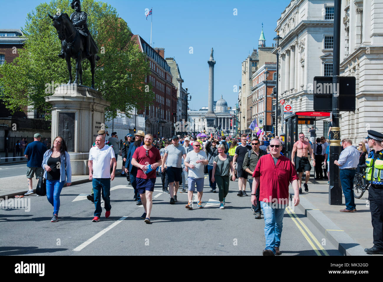 Londres, Royaume-Uni. 6 mai 2018. Les partisans de Tommy Robinson, ancien chef de l'English Defence League, et la BASD Football Alliance, formée à Speakers Corner, Hyde Park, pour une marche d'une liberté d'expression et de lutte contre l'Islam rassemblement à Whitehall. L'accès restreint à la police un anti-facist protester contre et il y avait une grande présence policière. Un rassemblement a eu lieu dans la région de Whitehall adjacent à Downing Street. Crédit : Stephen Bell/Alamy Live News Banque D'Images