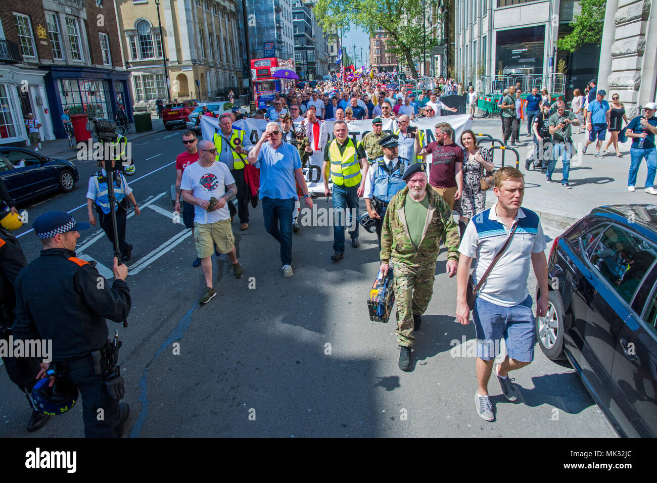 Londres, Royaume-Uni. 6 mai 2018. Les partisans de Tommy Robinson, ancien chef de l'English Defence League, et la BASD Football Alliance, formée à Speakers Corner, Hyde Park, pour une marche d'une liberté d'expression et de lutte contre l'Islam rassemblement à Whitehall. L'accès restreint à la police un anti-facist protester contre et il y avait une grande présence policière. Un rassemblement a eu lieu dans la région de Whitehall adjacent à Downing Street. Crédit : Stephen Bell/Alamy Live News Banque D'Images