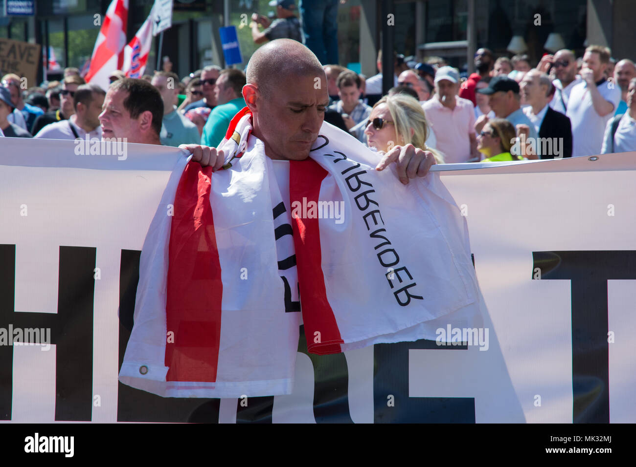 Londres, Royaume-Uni. 6 mai 2018. Les partisans de Tommy Robinson, ancien chef de l'English Defence League, et la BASD Football Alliance, formée à Speakers Corner, Hyde Park, pour une marche d'une liberté d'expression et de lutte contre l'Islam rassemblement à Whitehall. L'accès restreint à la police un anti-facist protester contre et il y avait une grande présence policière. Un rassemblement a eu lieu dans la région de Whitehall adjacent à Downing Street. Crédit : Stephen Bell/Alamy Live News Banque D'Images