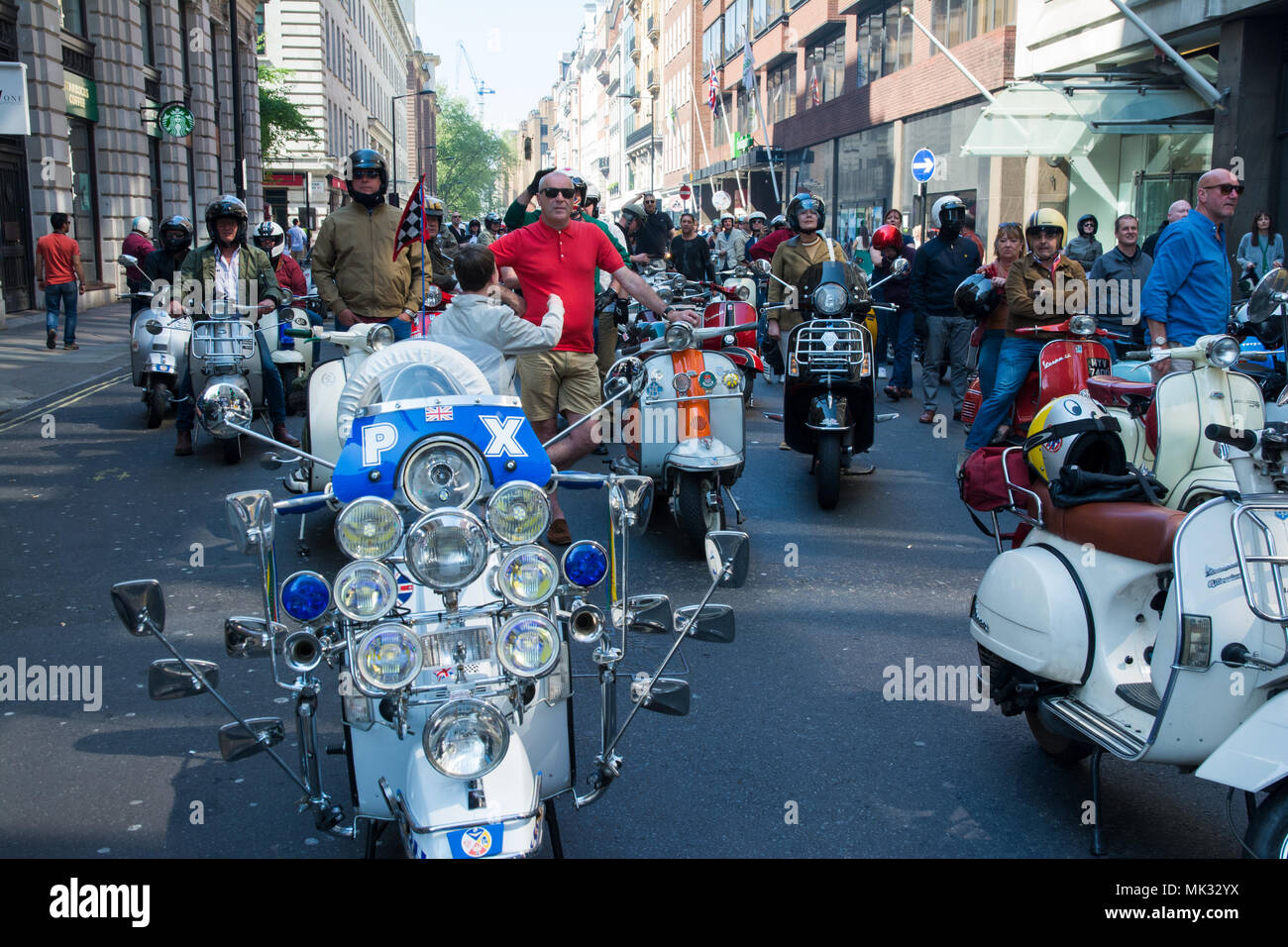 Londres, Royaume-Uni. 6 mai 2018. Les partisans de Tommy Robinson, ancien chef de l'English Defence League, et la BASD Football Alliance, formée à Speakers Corner, Hyde Park, pour une marche d'une liberté d'expression et de lutte contre l'Islam rassemblement à Whitehall. L'accès restreint à la police un anti-facist protester contre et il y avait une grande présence policière. Un rassemblement a eu lieu dans la région de Whitehall adjacent à Downing Street. Crédit : Stephen Bell/Alamy Live News Banque D'Images