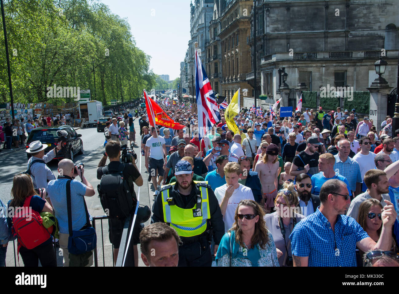 Londres, Royaume-Uni. 6 mai 2018. Les partisans de Tommy Robinson, ancien chef de l'English Defence League, et la BASD Football Alliance, formée à Speakers Corner, Hyde Park, pour une marche d'une liberté d'expression et de lutte contre l'Islam rassemblement à Whitehall. L'accès restreint à la police un anti-facist protester contre et il y avait une grande présence policière. Un rassemblement a eu lieu dans la région de Whitehall adjacent à Downing Street. Crédit : Stephen Bell/Alamy Live News Banque D'Images
