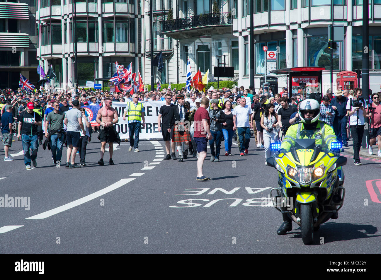 Londres, Royaume-Uni. 6 mai 2018. Les partisans de Tommy Robinson, ancien chef de l'English Defence League, et la BASD Football Alliance, formée à Speakers Corner, Hyde Park, pour une marche d'une liberté d'expression et de lutte contre l'Islam rassemblement à Whitehall. L'accès restreint à la police un anti-facist protester contre et il y avait une grande présence policière. Un rassemblement a eu lieu dans la région de Whitehall adjacent à Downing Street. Crédit : Stephen Bell/Alamy Live News Banque D'Images