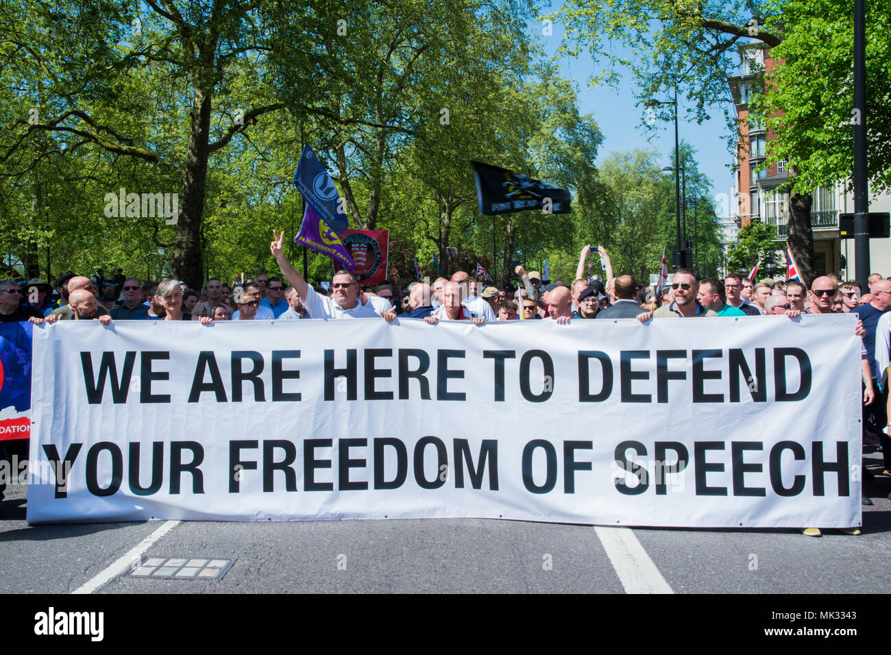 Londres, Royaume-Uni. 6 mai 2018. Les partisans de Tommy Robinson, ancien chef de l'English Defence League, et la BASD Football Alliance, formée à Speakers Corner, Hyde Park, pour une marche d'une liberté d'expression et de lutte contre l'Islam rassemblement à Whitehall. L'accès restreint à la police un anti-facist protester contre et il y avait une grande présence policière. Un rassemblement a eu lieu dans la région de Whitehall adjacent à Downing Street. Crédit : Stephen Bell/Alamy Live News Banque D'Images