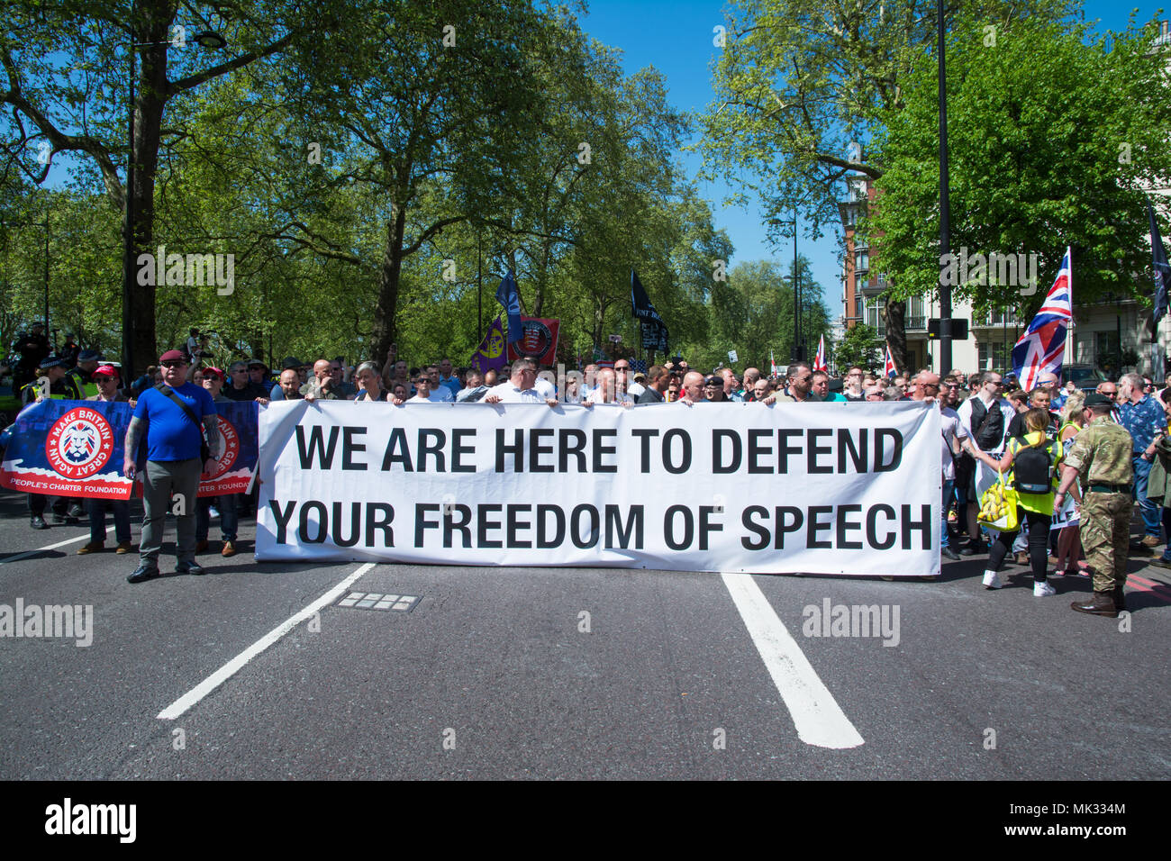 Londres, Royaume-Uni. 6 mai 2018. Les partisans de Tommy Robinson, ancien chef de l'English Defence League, et la BASD Football Alliance, formée à Speakers Corner, Hyde Park, pour une marche d'une liberté d'expression et de lutte contre l'Islam rassemblement à Whitehall. L'accès restreint à la police un anti-facist protester contre et il y avait une grande présence policière. Un rassemblement a eu lieu dans la région de Whitehall adjacent à Downing Street. Crédit : Stephen Bell/Alamy Live News Banque D'Images