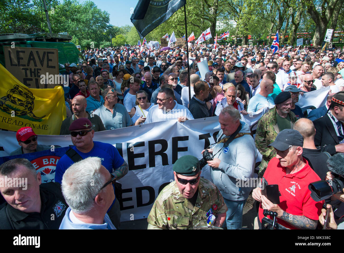 Londres, Royaume-Uni. 6 mai 2018. Les partisans de Tommy Robinson, ancien chef de l'English Defence League, et la BASD Football Alliance, formée à Speakers Corner, Hyde Park, pour une marche d'une liberté d'expression et de lutte contre l'Islam rassemblement à Whitehall. L'accès restreint à la police un anti-facist protester contre et il y avait une grande présence policière. Un rassemblement a eu lieu dans la région de Whitehall adjacent à Downing Street. Crédit : Stephen Bell/Alamy Live News Banque D'Images