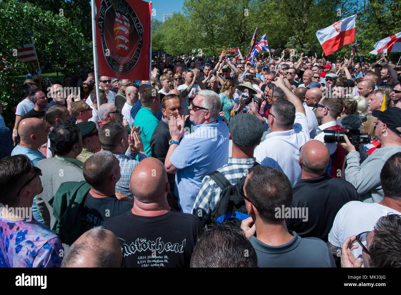 Londres, Royaume-Uni. 6 mai 2018. Les partisans de Tommy Robinson, ancien chef de l'English Defence League, et la BASD Football Alliance, formée à Speakers Corner, Hyde Park, pour une marche d'une liberté d'expression et de lutte contre l'Islam rassemblement à Whitehall. L'accès restreint à la police un anti-facist protester contre et il y avait une grande présence policière. Un rassemblement a eu lieu dans la région de Whitehall adjacent à Downing Street. Crédit : Stephen Bell/Alamy Live News Banque D'Images