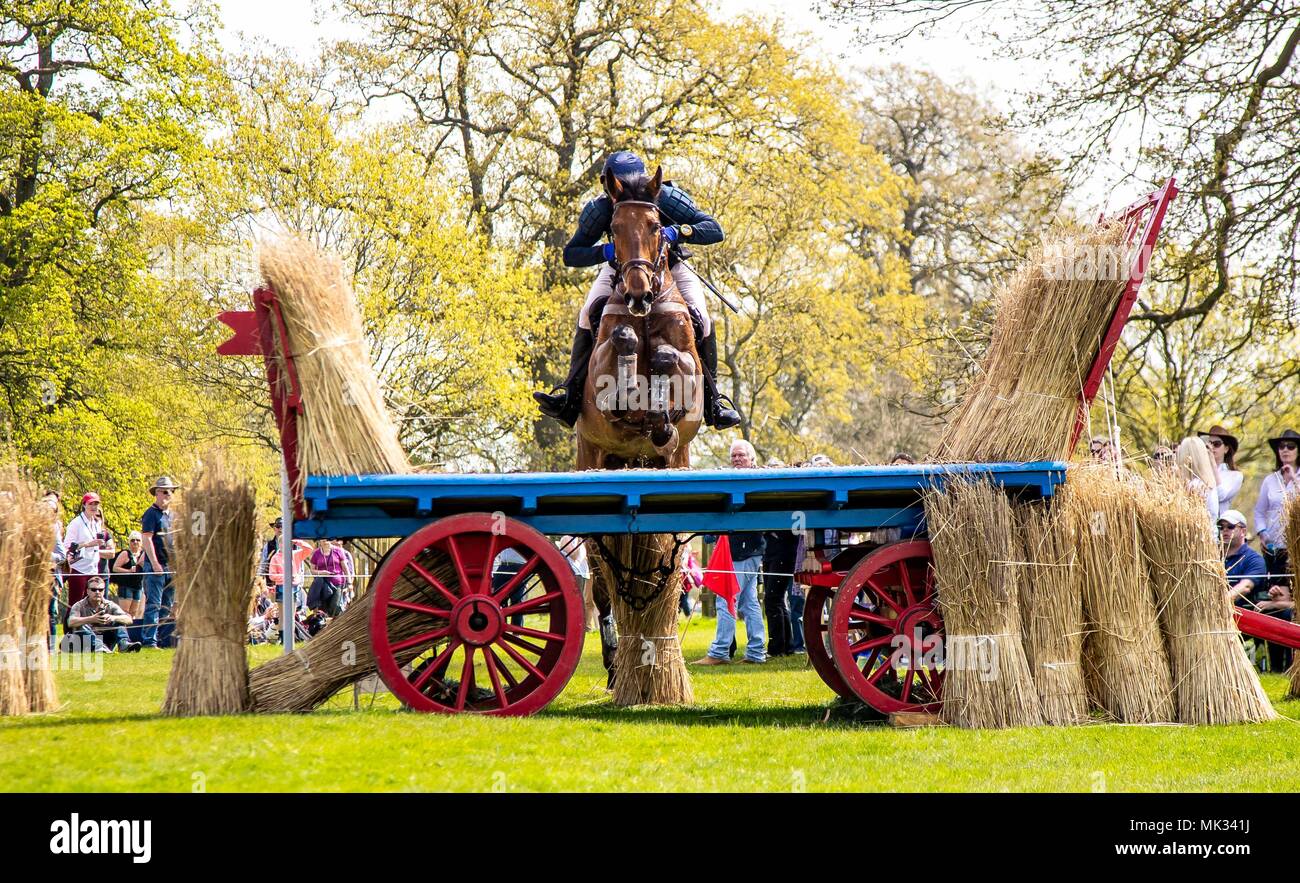Cross Country. Le Dag Albert. Mitras.Eminem. SWE. Campagne Hay Wain. Clôture 26. Badminton Horse Trials Mitsubishi. Le Badminton. UK. 05/05/2018. Banque D'Images