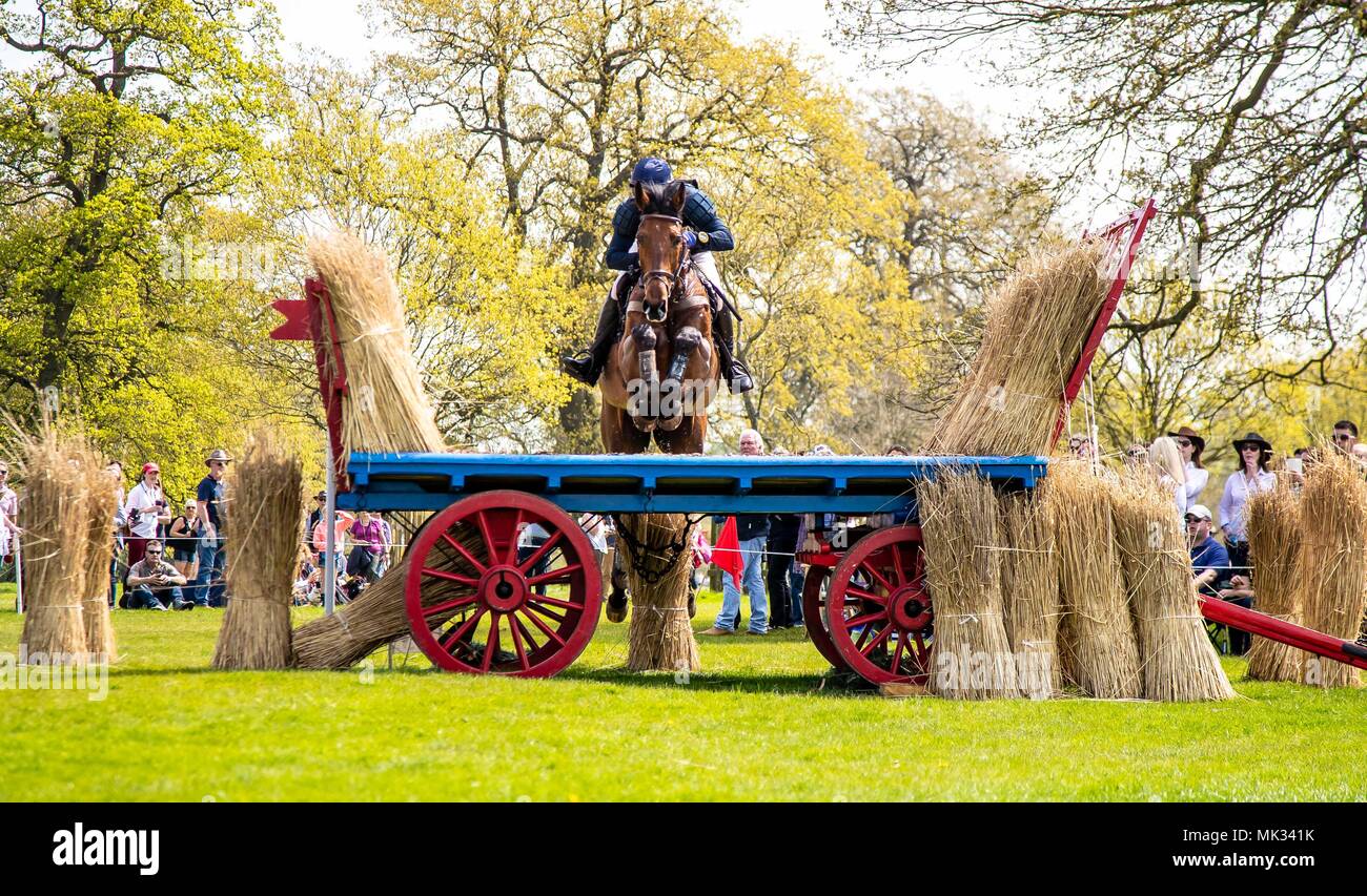 Cross Country. Le Dag Albert. Mitras.Eminem. SWE. Campagne Hay Wain. Clôture 26. Badminton Horse Trials Mitsubishi. Le Badminton. UK. 05/05/2018. Banque D'Images