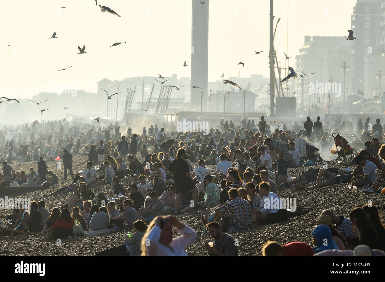 Brighton UK 6 mai 2018 - Les visiteurs profiter de la dernière du soleil sur la plage de Brighton après une chaude journée sur la côte sud avec le beau temps qui devrait continuer au cours des vacances de banque en Grande-Bretagne Crédit : Simon Dack/Alamy Live News Banque D'Images