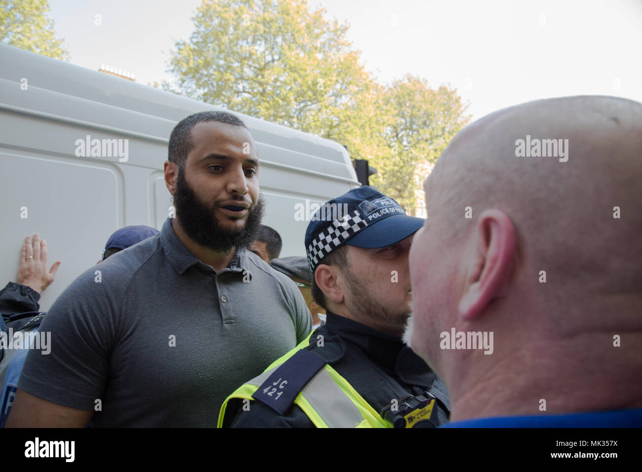 London UK 6 mai 2018 stands de la police entre Mohammed Hijab et un partisan de Tommy Robinson dans Whitehall comme British nationalistes qui se sont réunis pour un Whitehall 'jour de la Liberté" la promotion de la liberté d'expression pour tous. Credit : Thabo Jaiyesimi/Alamy Live News Banque D'Images