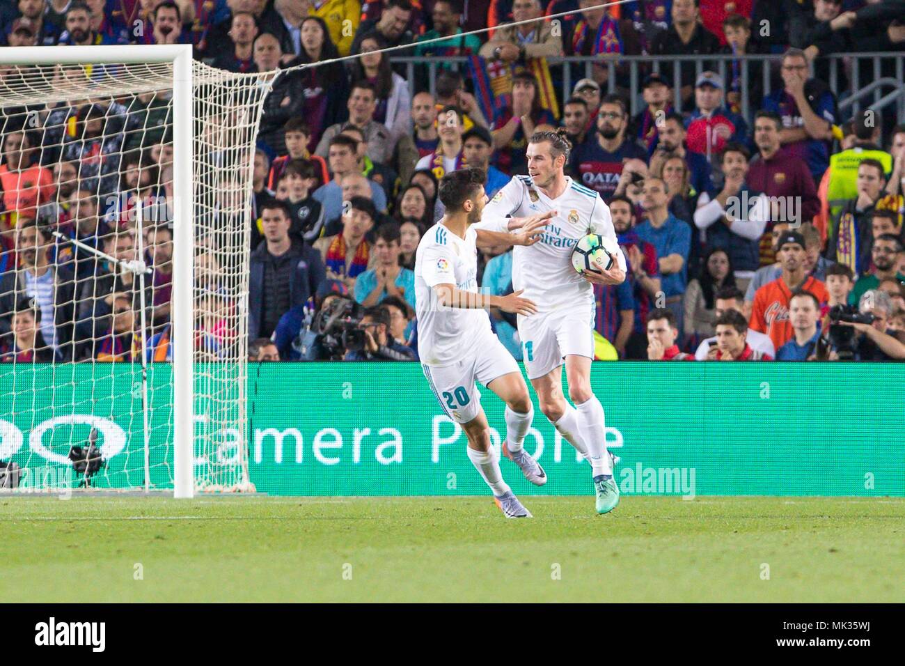Espagne - 6 mai : l'avant du Real Madrid Gareth Bale (11) célèbre marquant  le but pendant le match entre le FC Barcelone contre le Real Madrid pour le  cycle 36 de