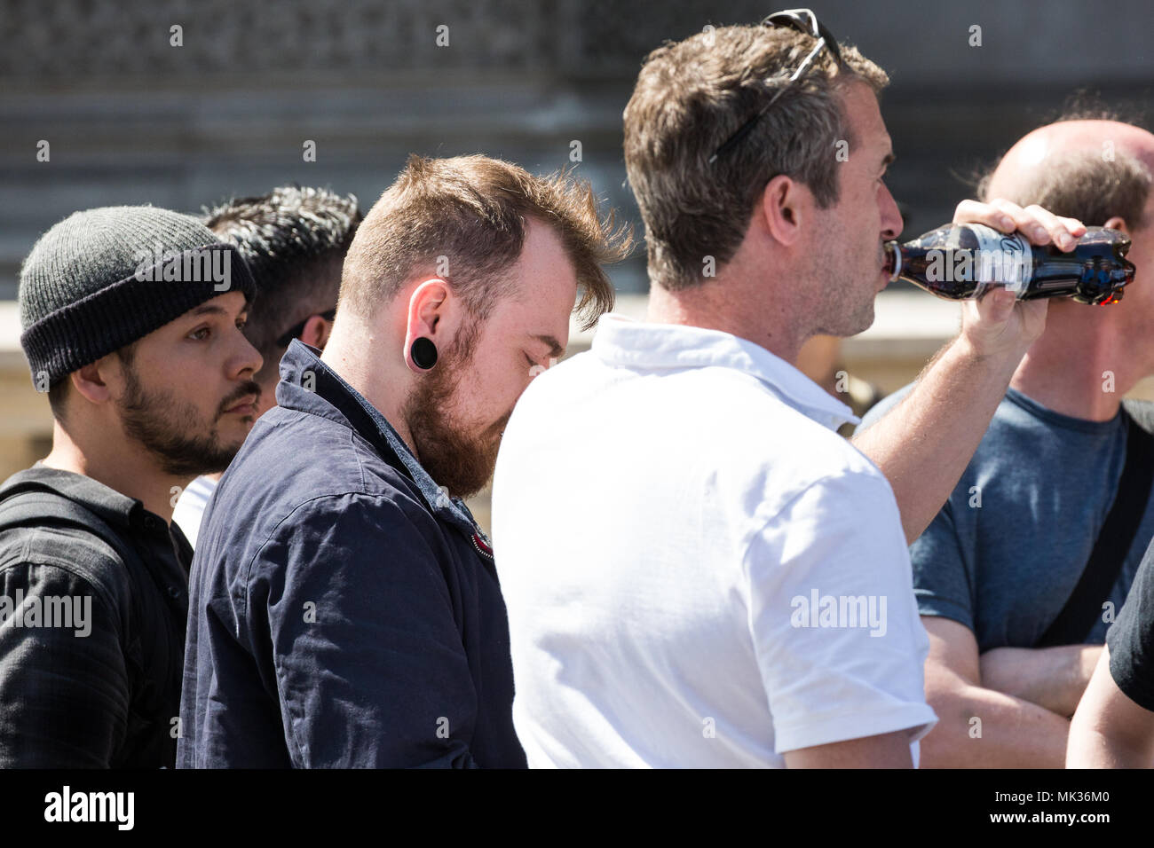 Londres, Royaume-Uni. 6 mai, 2018. Le journaliste américain Tim extérieure (l), mieux connu pour sa couverture d'Occupy Wall Street, et nombre d'Dankula youtuber (c, vrai nom Markus Meechan), condamné en mars 2018 d'être "injurieux" dans le cadre de la Loi relative aux communications de 2003 après avoir publié une vidéo de sa petite amie, le pug effectuant un salut nazi, comparaître à une manifestation d'anti-racistes et anti-fascistes contre l'extrême-droite de l'Alliance démocratique Lads Football 'jour de la Liberté' dans Whitehall à laquelle l'ancien chef de la Ligue de défense anglaise Tommy Robinson était prévu pour intervenir. Credit : Mark Kerrison/Alamy Live News Banque D'Images