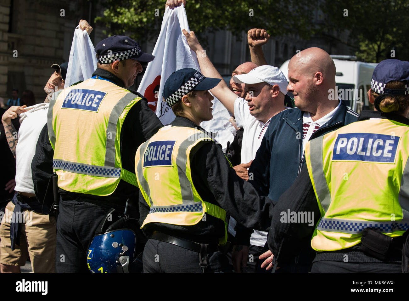 Londres, Royaume-Uni. 6 mai, 2018. Les membres de l'équipe de Mash et tarte, anciennement Casuals United, narguer anti-fascistes maintenant une contre-protestation à l'extrême-droite de l'Alliance démocratique Lads Football 'jour de la liberté" dans Whitehall à laquelle l'ancien chef de la Ligue de défense anglaise Tommy Robinson était prévu pour intervenir. Credit : Mark Kerrison/Alamy Live News Banque D'Images