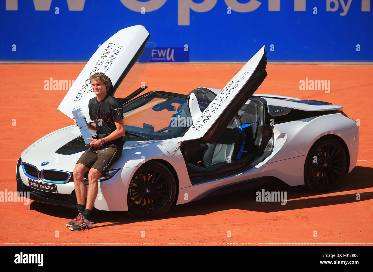 Munich, Allemagne. 6 mai, 2018. L'Allemagne pose avec l'Alexander Zverev trophée et une voiture comme prix après le match de finale du tournoi d'Ouverture 2018 BMW contre son compatriote Igor Andreev à Munich, Allemagne, le 6 mai 2018. Alexander Zverev a gagné 2-0 à revendiquer le titre. Crédit : Philippe Ruiz/Xinhua/Alamy Live News Banque D'Images