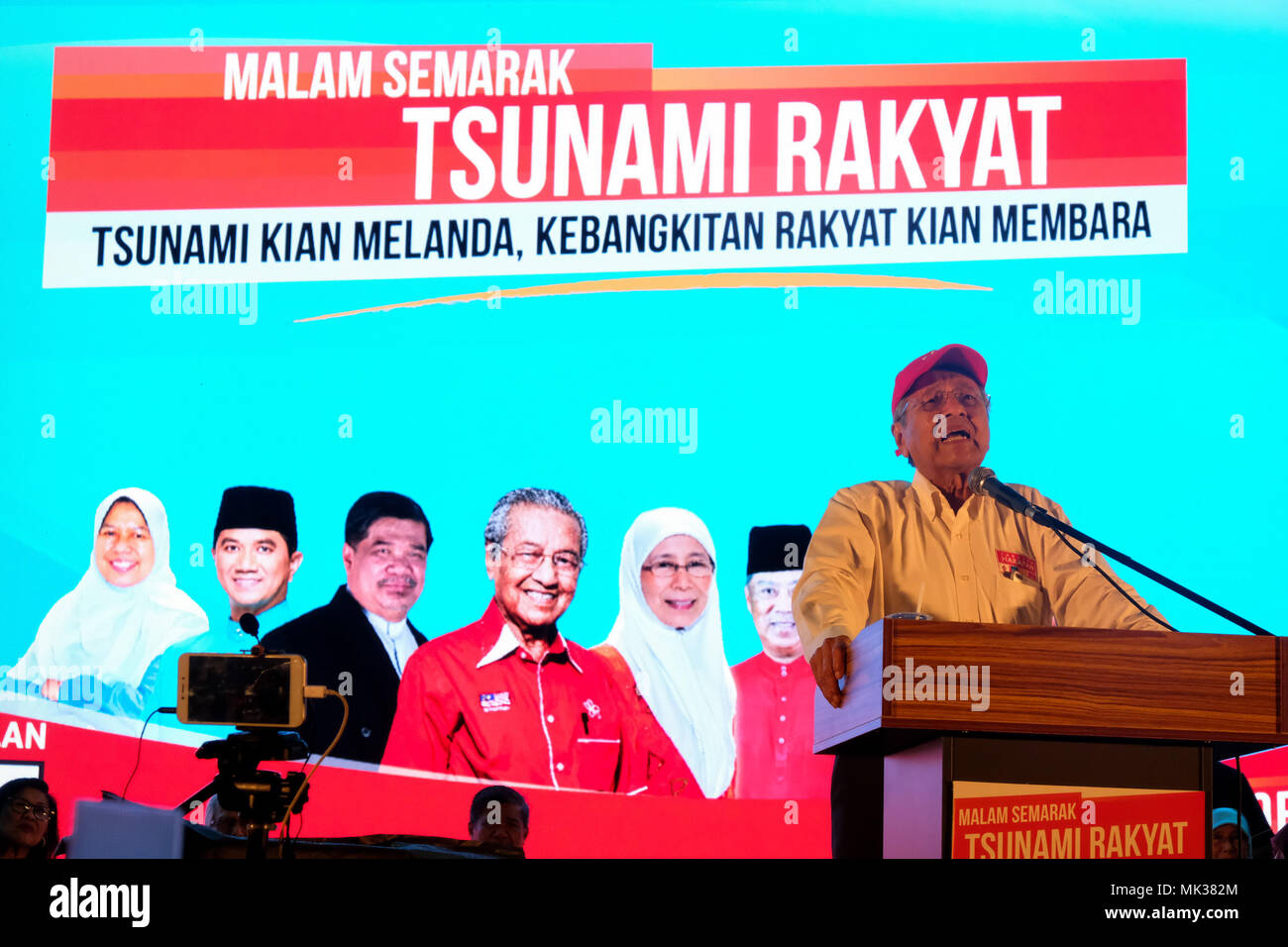 KUALA LUMPUR, MALAISIE - 7 mai : un ancien Premier Ministre de Malaisie Mahathir Mohamed (L) et président de 'Pakatan Harapan" (l'Alliance de l'espoir) Discours lors de la campagne électorale au cours de la 14e élection générale, à Kuala Lumpur, Malaisie, le 7 mai 2018. La Malaisie commencer la campagne pour la 14e élection générale et commencer l'interrogation le 9 mai. Credit : Samsul dit/AFLO/Alamy Live News Banque D'Images