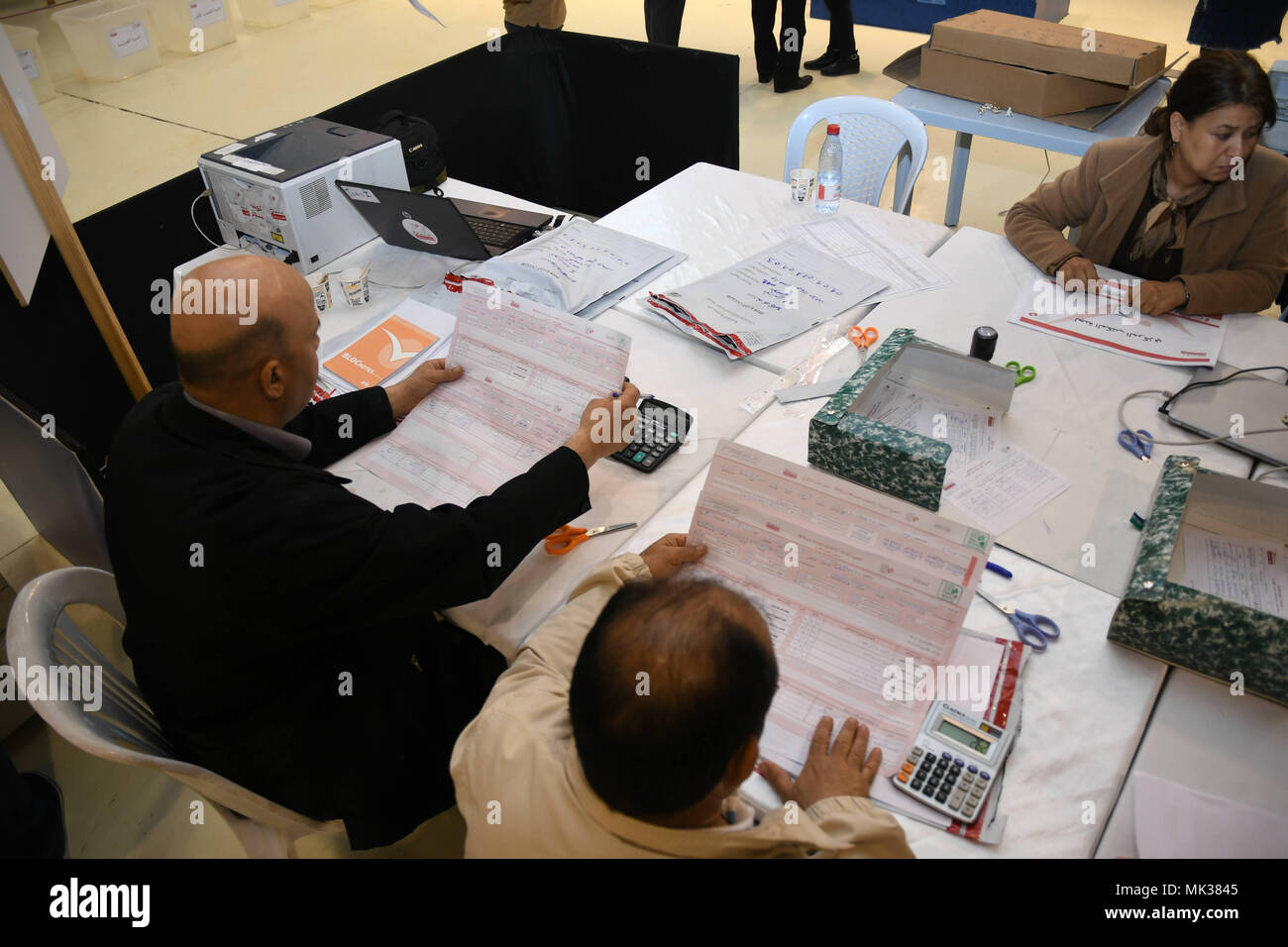 Tunis, Tunisie. 6 mai, 2018. Les membres du personnel d'élections tunisiennes compétentes count votes à un centre de dépouillement à Tunis, capitale de la Tunisie, le 6 mai 2018. L'un des principaux Institut de statistique et a déclaré dimanche soir que les premiers résultats ont montré que le parti islamiste Ennahda (Renaissance) a remporté les élections municipales avec 27,5 pour cent des voix. Credit : Adel Ezzine/Xinhua/Alamy Live News Banque D'Images