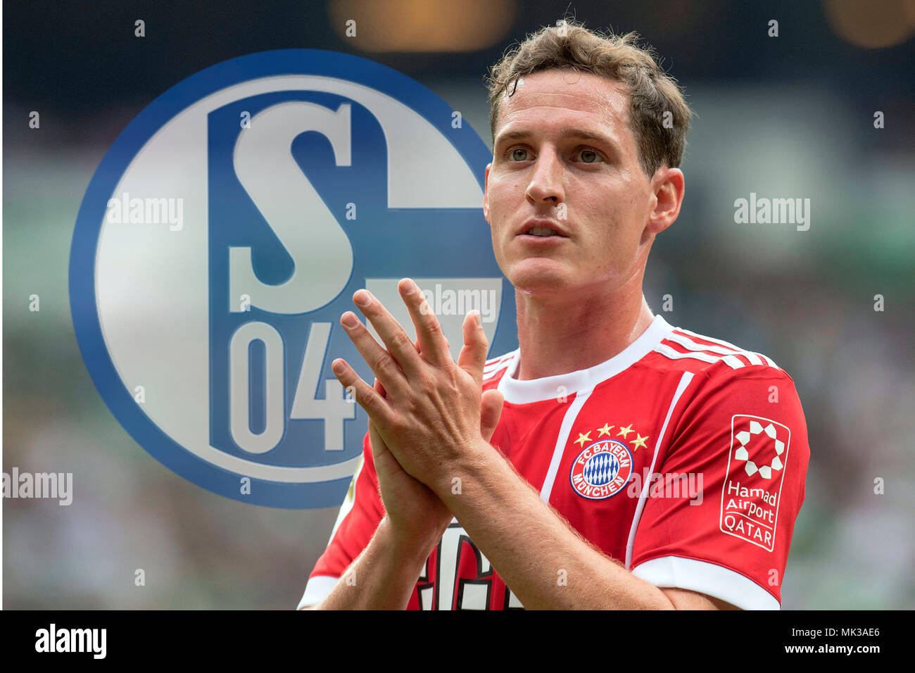 Bremen, Allemagne. 07Th Mai, 2018. Le FC Schalke 04 veut Sebastian RUDY (Bayern Munich), selon les médias, les mineurs sont intéressés par un prêt de Sebastian Rudy. Un premier contact devrait déjà avoir eu lieu. PHOTOMONTAGE. Archive Photo : Sebastian RUDY (M) des mains après la fin du jeu ; le football 1. Bundesliga, 2. Journée, Werder Brême (HB) - FC Bayern Munich (M) 0 : 2, 26/08/2017 à Brême/Allemagne. Utilisation dans le monde entier | Credit : dpa/Alamy Live News Banque D'Images