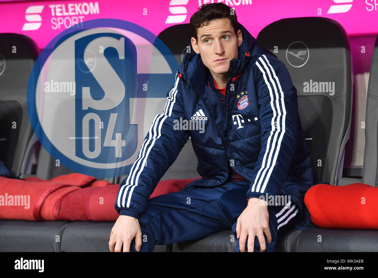 Le FC Schalke 04 veut Sebastian RUDY (Bayern Munich), selon les médias, les mineurs sont intéressés par un prêt de Sebastian Rudy. Un premier contact devrait déjà avoir eu lieu. PHOTOMONTAGE. Sebastian RUDY (FC Bayern Munich), banc de réserve, substituer banc, substitut, joueur de réserve, banc, supplément dvd, action, image unique, seule coupe motif, la moitié de la figure, la moitié de la figure. Soccer 1. Bundesliga, 12.journée, journée12, Bayern Munich (M) -FC Augsburg (A) 3-0, le 18/11/2017 à Munich/Allemagne, ALLIANZAREN A. Â utilisée dans le monde entier Banque D'Images