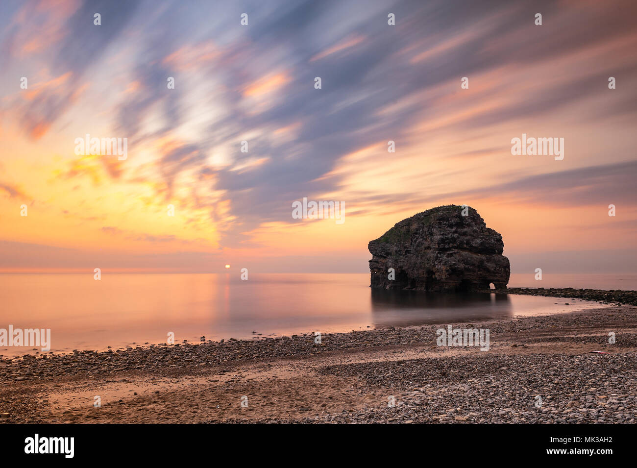 Marsden Rock, Royaume-Uni. 7 mai 2018. Météo France : un brillant et beau lever de soleil donnant sur Marsden Rock sur Début Mai jour férié lundi Crédit : James W. Fortune/Alamy Live News Banque D'Images