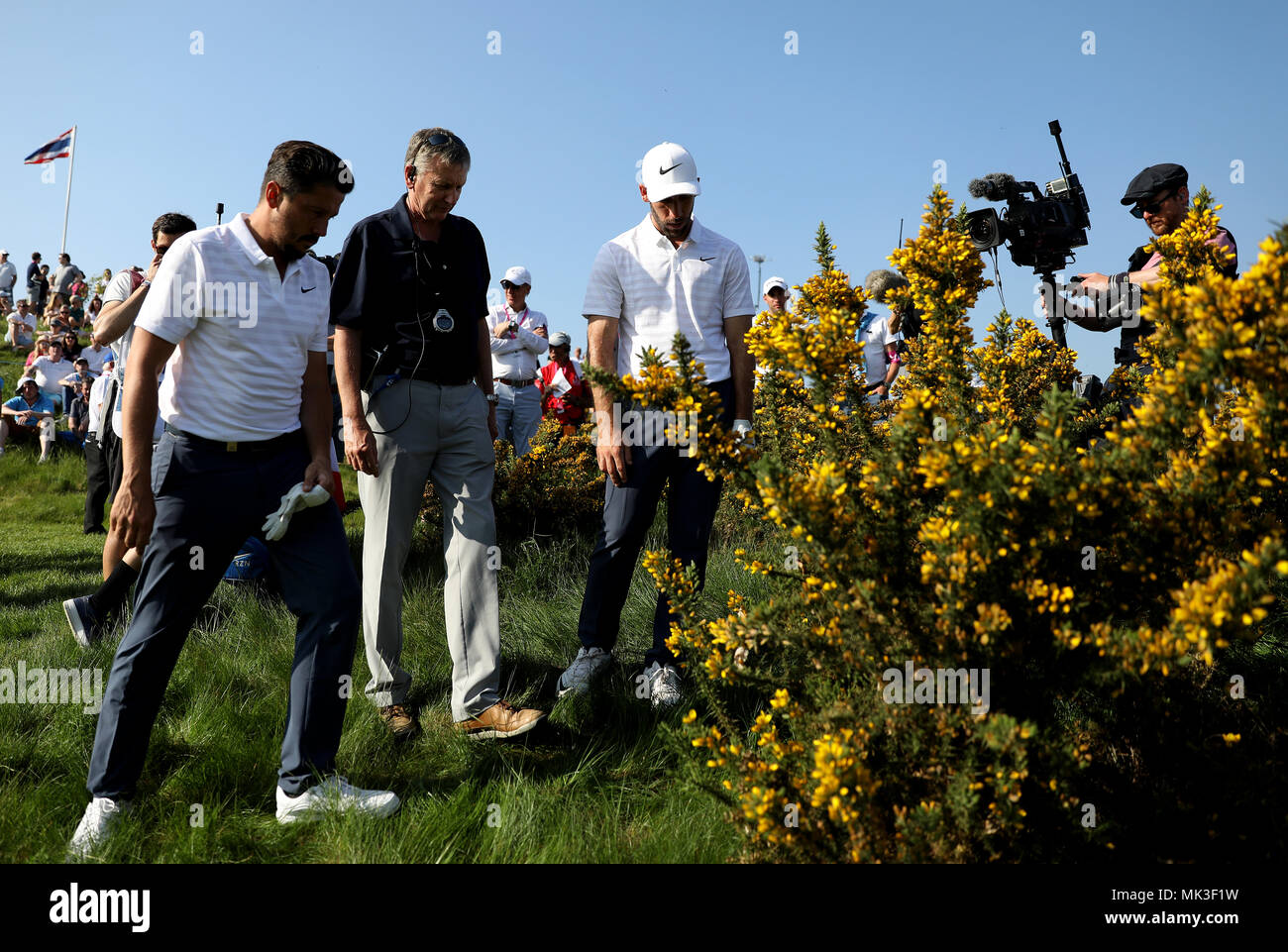 France's Mike Lorenzo-Vera et Romain Wattel parler le match répondant au sujet de leur atterrissage ballon dans les buissons sur le troisième trou au cours de la deuxième journée du tournoi de golf de l'Sixes au Centurion Club, St Albans. Banque D'Images