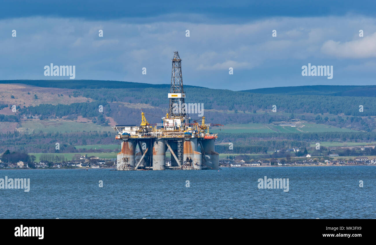 Estuaire de Cromarty ECOSSE DÉSAFFECTÉ OU RÉPARÉS OIL RIG AU LARGE DE LA VILLE DE INVERGORDON Banque D'Images