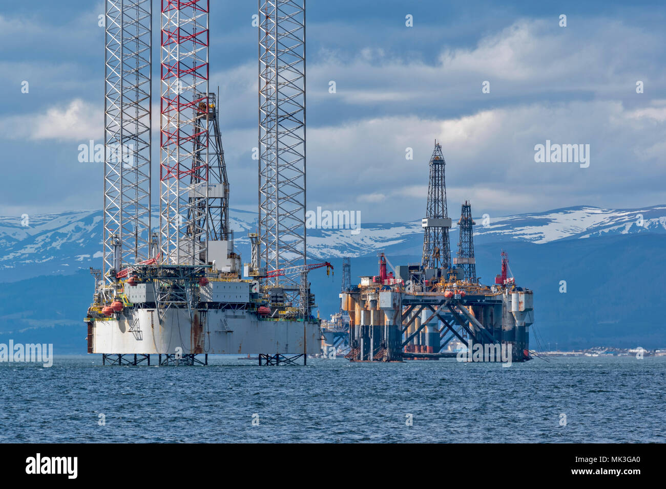 Estuaire de Cromarty ECOSSE TALL OIL RIG OU PLATE-FORME DE FORAGE BAUG AVEC DÉSAFFECTÉ Oil Rig et collines couvertes de neige Banque D'Images