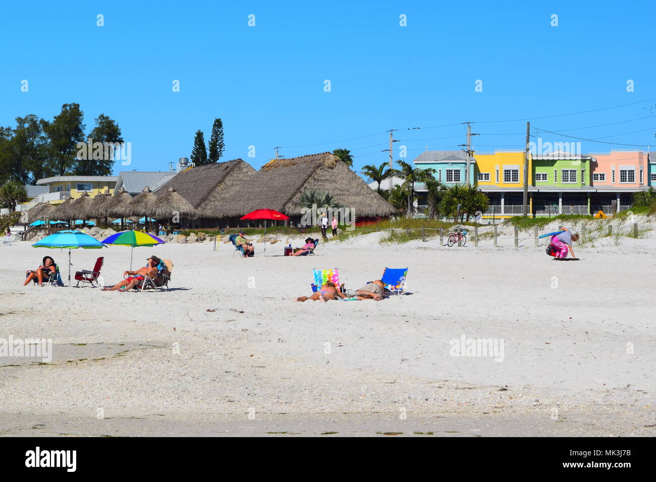 Bradenton Beach sur Anna Maria Island, en Floride. Petite ville colorée avec toit de chaume sur la plage avec les gens. Banque D'Images
