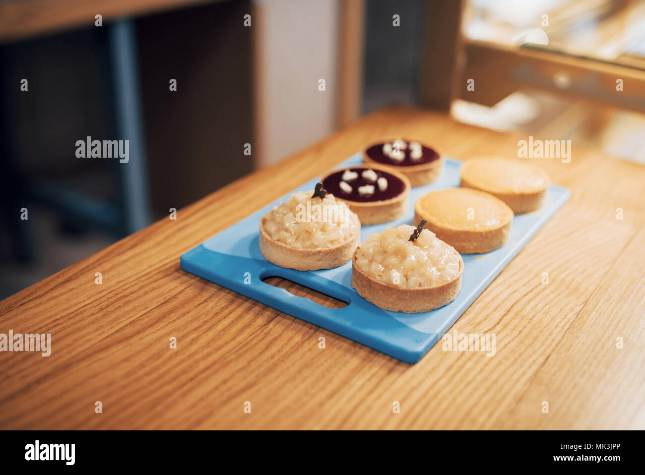 Des gâteaux dans la confiserie. Affichage des pâtisseries en tête Banque D'Images