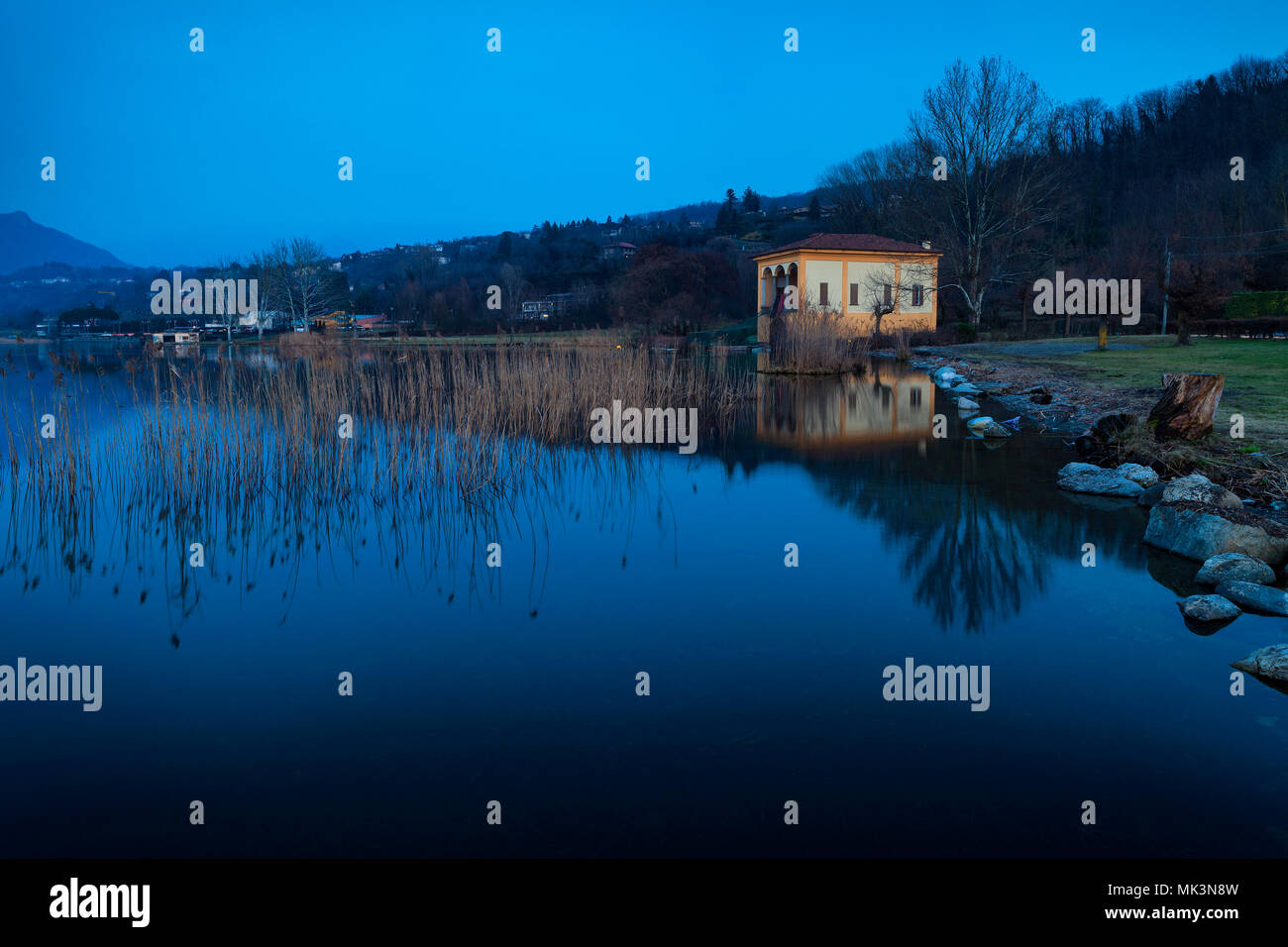 Maison Jaune au ciel nocturne le long du lac d'Oggiono, Lombardie, Italie Banque D'Images