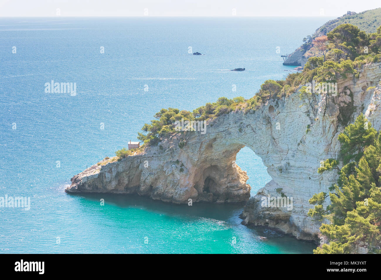 Grotta della Campana Piccola, Pouilles, Italie - grotte naturelle arch dans les falaises Banque D'Images