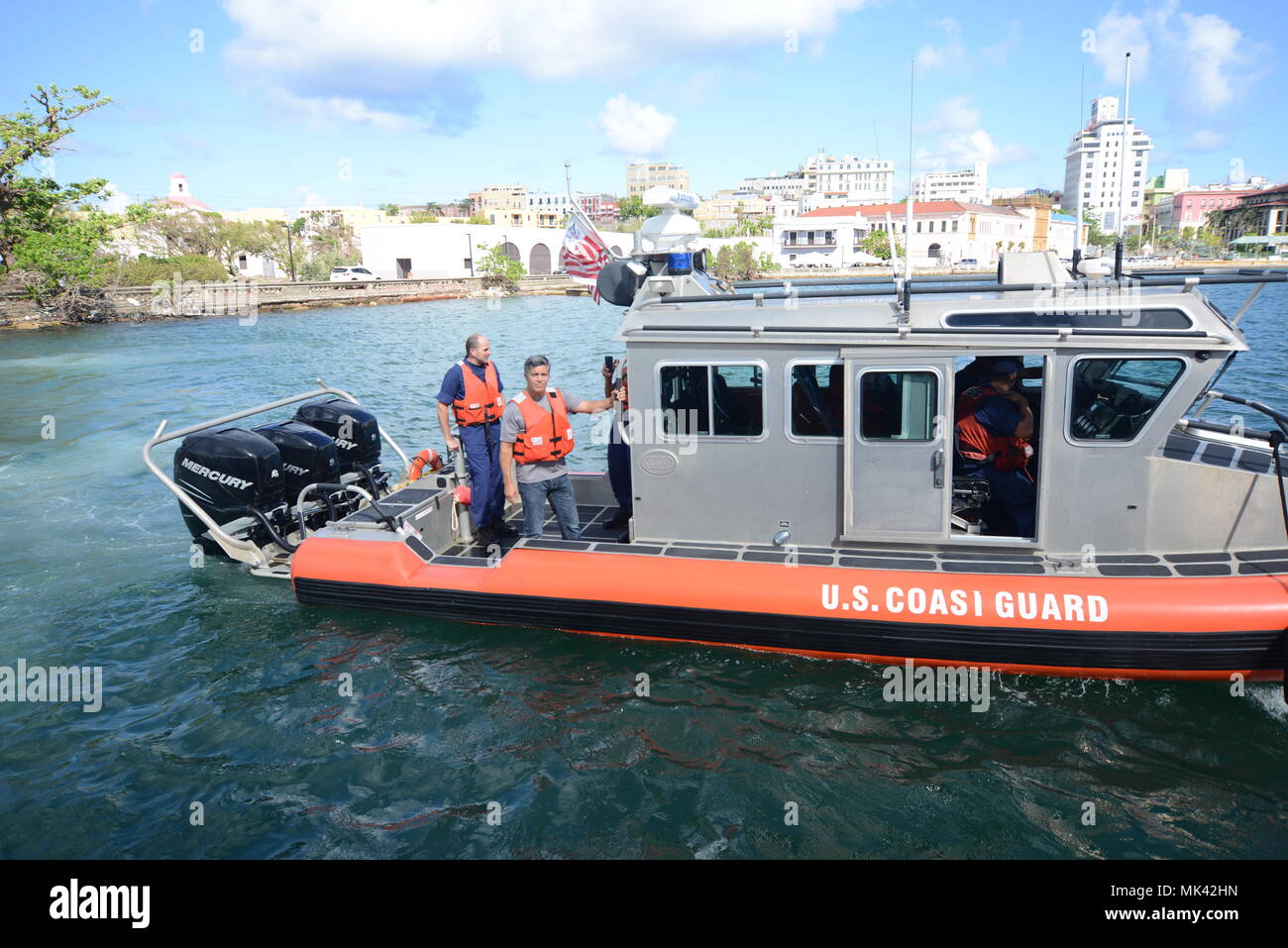 Au cours d'un voyage à l'autre Garde côtière canadienne Le Secteur de San Juan, Porto Rico, le 2 novembre 2017, l'acteur Essar Steel Algoma Inc. Morales ont connu un centre de commandement, d'une région à bord d'un voyage de familiarisation 33 pieds de l'application de la loi à des fins spéciales et pour une visite de la garde-côte de Isaac Mayo, un 154-foot Coupe de réponse rapide. Morales, originaire de Porto Rico, a remercié les gardes côtes pour leur soutien au cours de la réponse à l'Ouragan Maria. Photo de la Garde côtière des États-Unis par l'Adjudant-chef 3 Anastasia M. Devlin. Banque D'Images