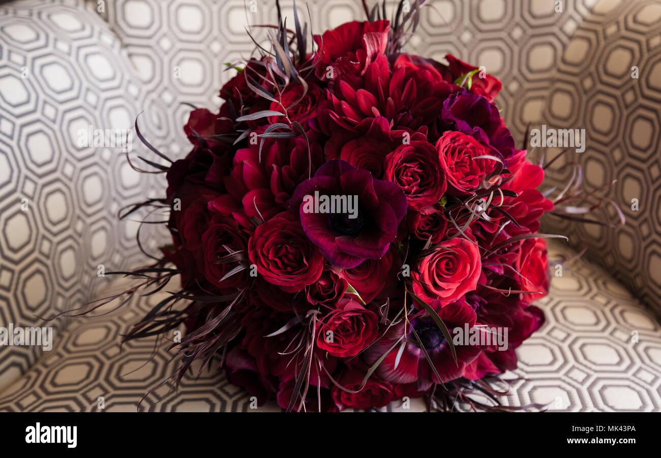 Bouquet de mariée rose rouge fantastique Banque D'Images