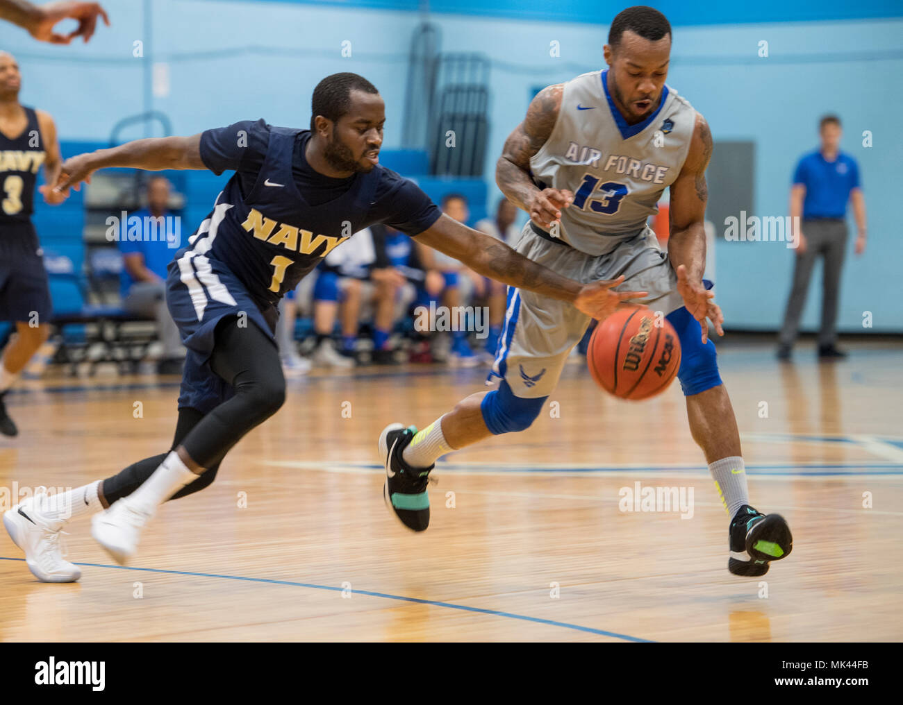 SAN ANTONIO (nov. 04, 2017) - Matelot de la Marine américaine William Sadek-Arthur, attribué à Naval Air Station Oceana et SrA. Daveon Allen, attribué à Nellis Air Force Base, chase une balle lâche pendant un match de basket-ball. Les Forces armées 2017 Championnat de basket-ball a lieu à Joint Base San Antonio Lackland Air Force Base, du 1 au 7 novembre. Les deux meilleures équipes pendant la double round robin se retrouveront face à face pour les Forces armées 2017 couronne. (U.S. Photo par marine Spécialiste de la communication de masse 2e classe Emiline L. M. Senn/libérés) Banque D'Images