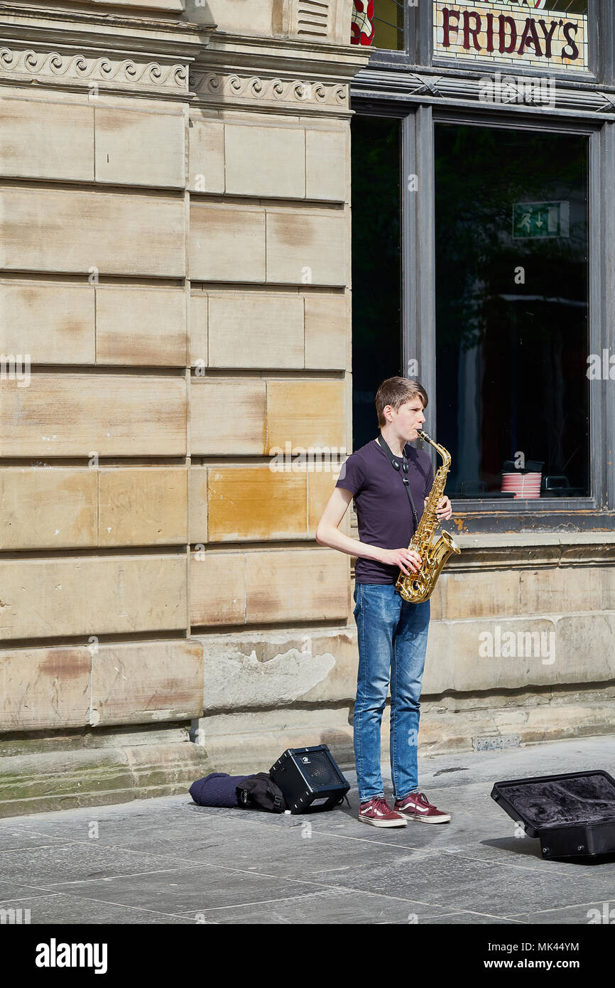 Homme jouant du saxophone city centre Glasgow Ecosse Banque D'Images
