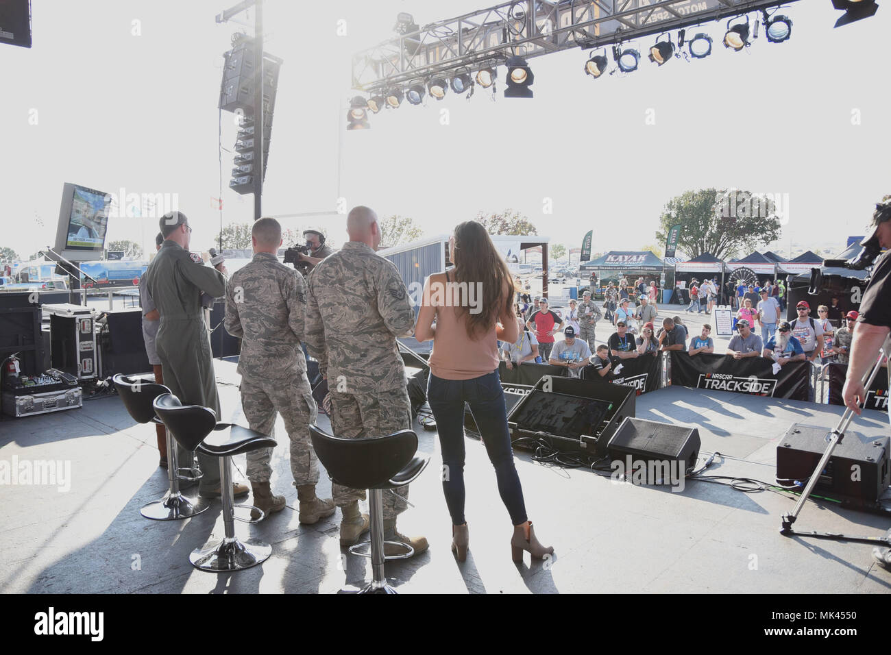 Trois service actif et citoyen réserve aviateurs rally la foule pendant la course de NASCAR le 4 novembre 2017, qualificatifs, à la Texas Motor Speedway, Fort Worth, Texas. Les aviateurs ont parlé de leur expérience militaire, leur passion, et pourquoi ils servent. Cet événement a appuyé les efforts de recrutement pour attirer plus de pilotes et de techniciens de l'Armée de l'air. (U.S. Air Force photo/Tech. Le Sgt. Jeremy romain) Banque D'Images