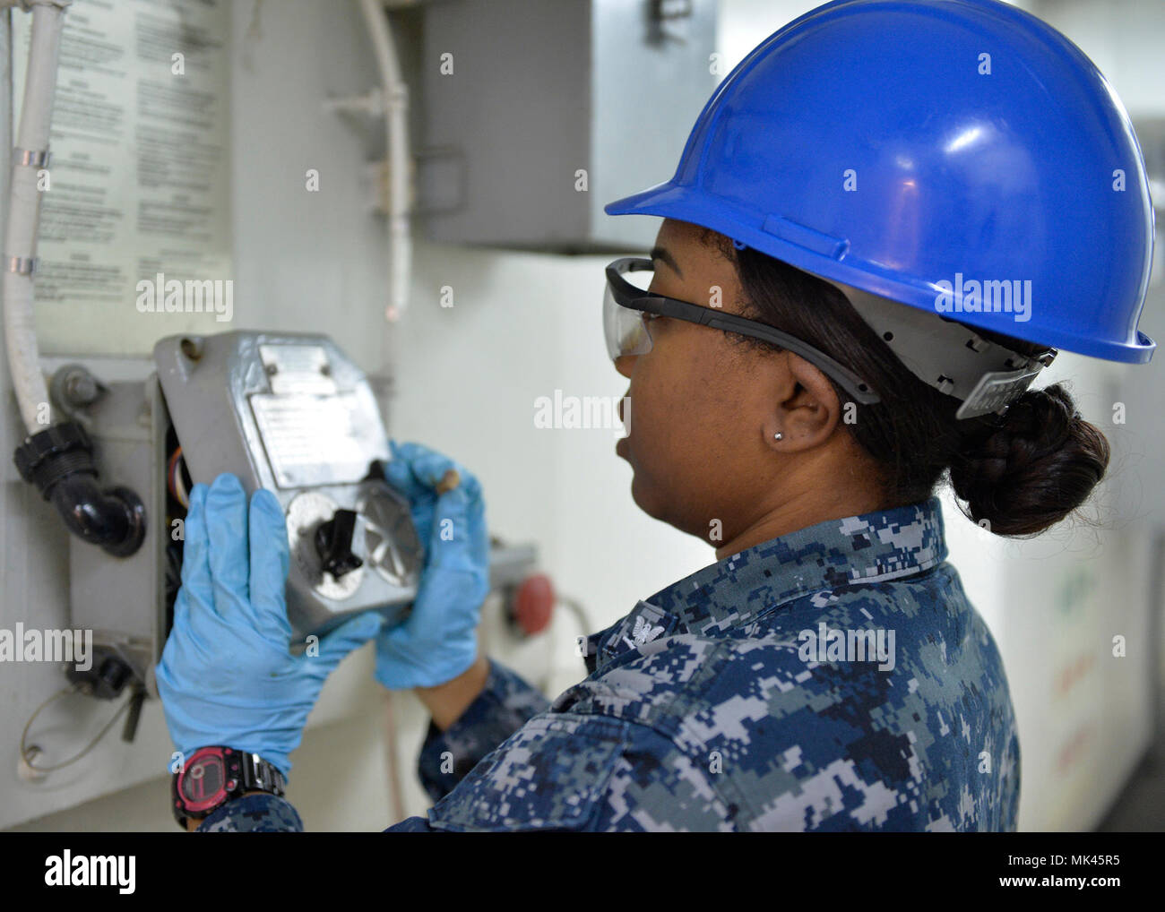 171106-N-YM543-052 Yokosuka, Japon (nov. 6, 2017) - Intérieur électricien en communications 3e classe Britney Johnson, de Detroit, Michigan, attaché à la 7ème Flotte américaine navire amiral USS Blue Ridge (CAC 19), nettoie et inspecte un signal d'appel. Blue Ridge est dans une vaste période de constitution en vue de moderniser le navire de continuer à servir de plate-forme de communication robuste dans la 7e flotte américaine zone d'opérations. (U.S. Photo par marine Spécialiste de la communication de masse de la classe 3ème Dylan McKay/ libéré) Banque D'Images