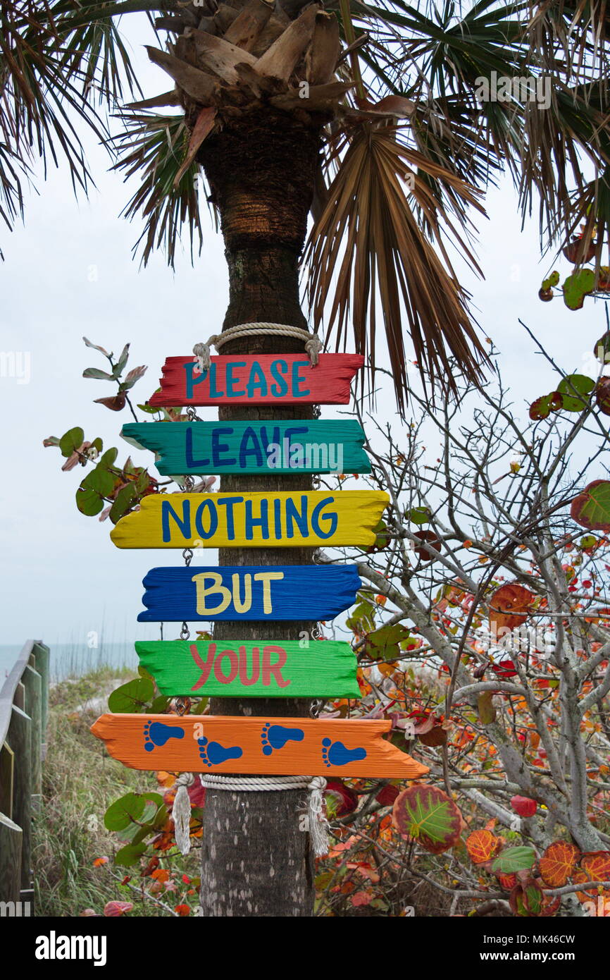 Indian Rocks, Florida City avec chemin d'accès au parc et des panneaux à l'entrée par temps nuageux jour d'automne avec en arrière-plan de l'océan. Banque D'Images