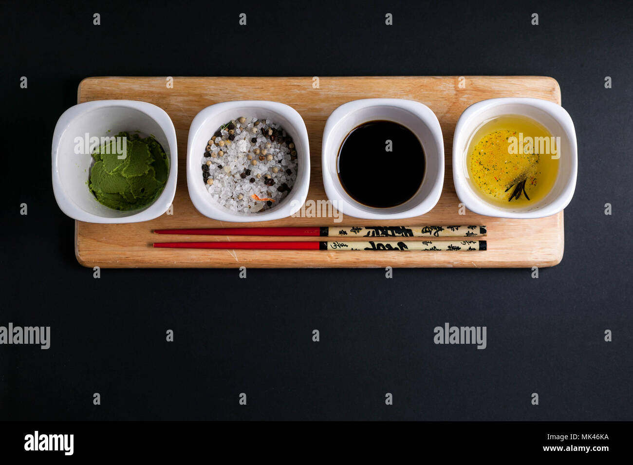 Épices japonais. Wasabi, sauce soja, sel et épices sur un fond sombre. Wabi  sabi concept Photo Stock - Alamy
