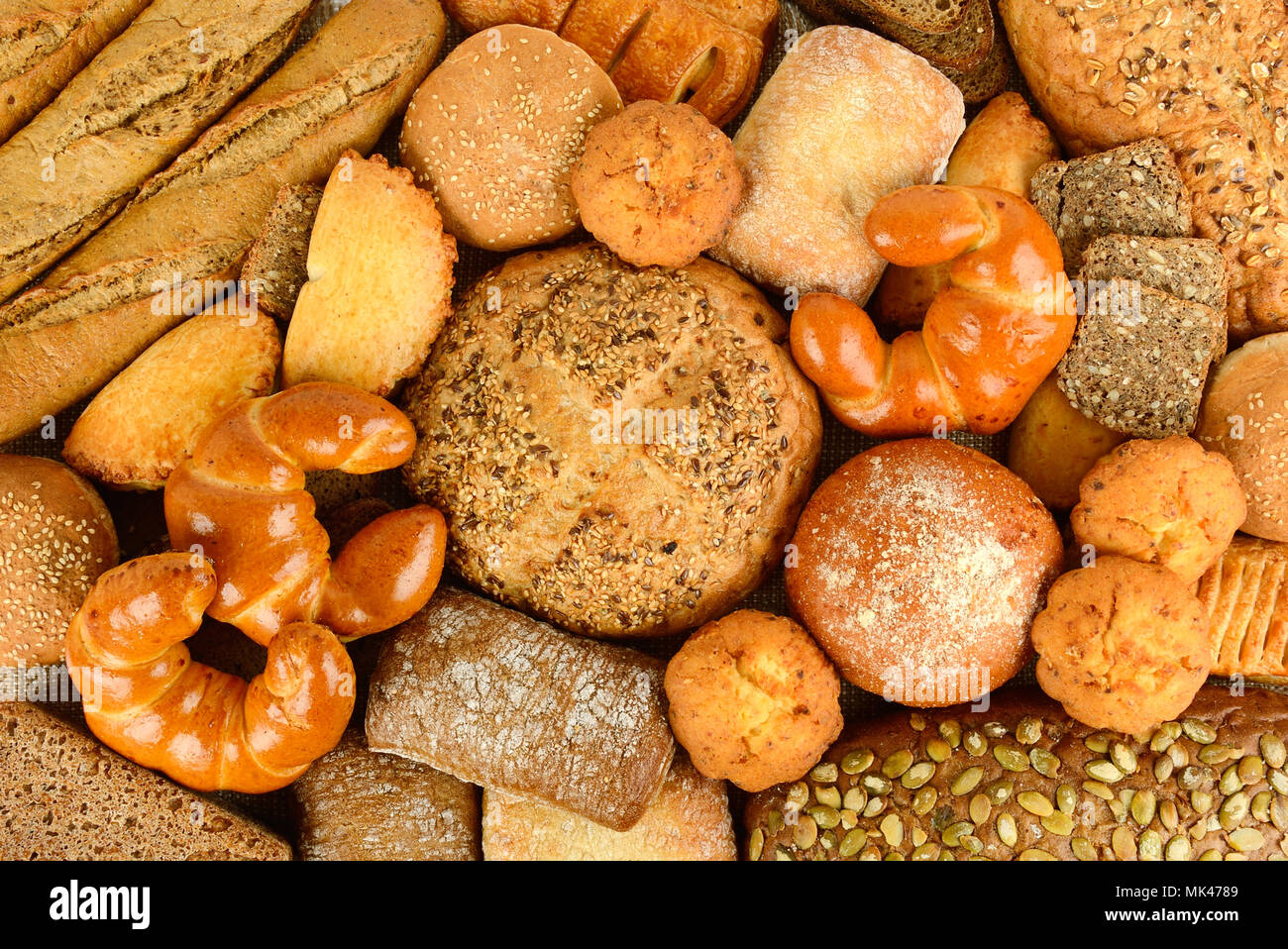 Collection de produits (pain, céréales, pains, baguettes de pain, muffins, croissants, pain ciabatta) vue d'en haut. Banque D'Images