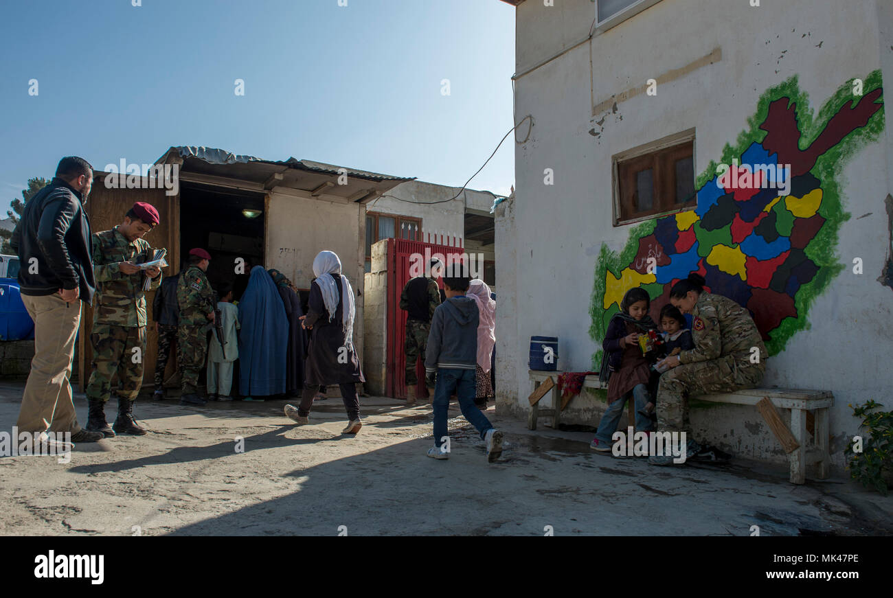 Les Commandos afghans mener une routine articles essentiels distribution à la Camp Commando clinique médicale, Kaboul, le 6 novembre 2017. Tous les éléments fournis à la femme afghane et les enfants sont donnés dans les villages locaux. Banque D'Images